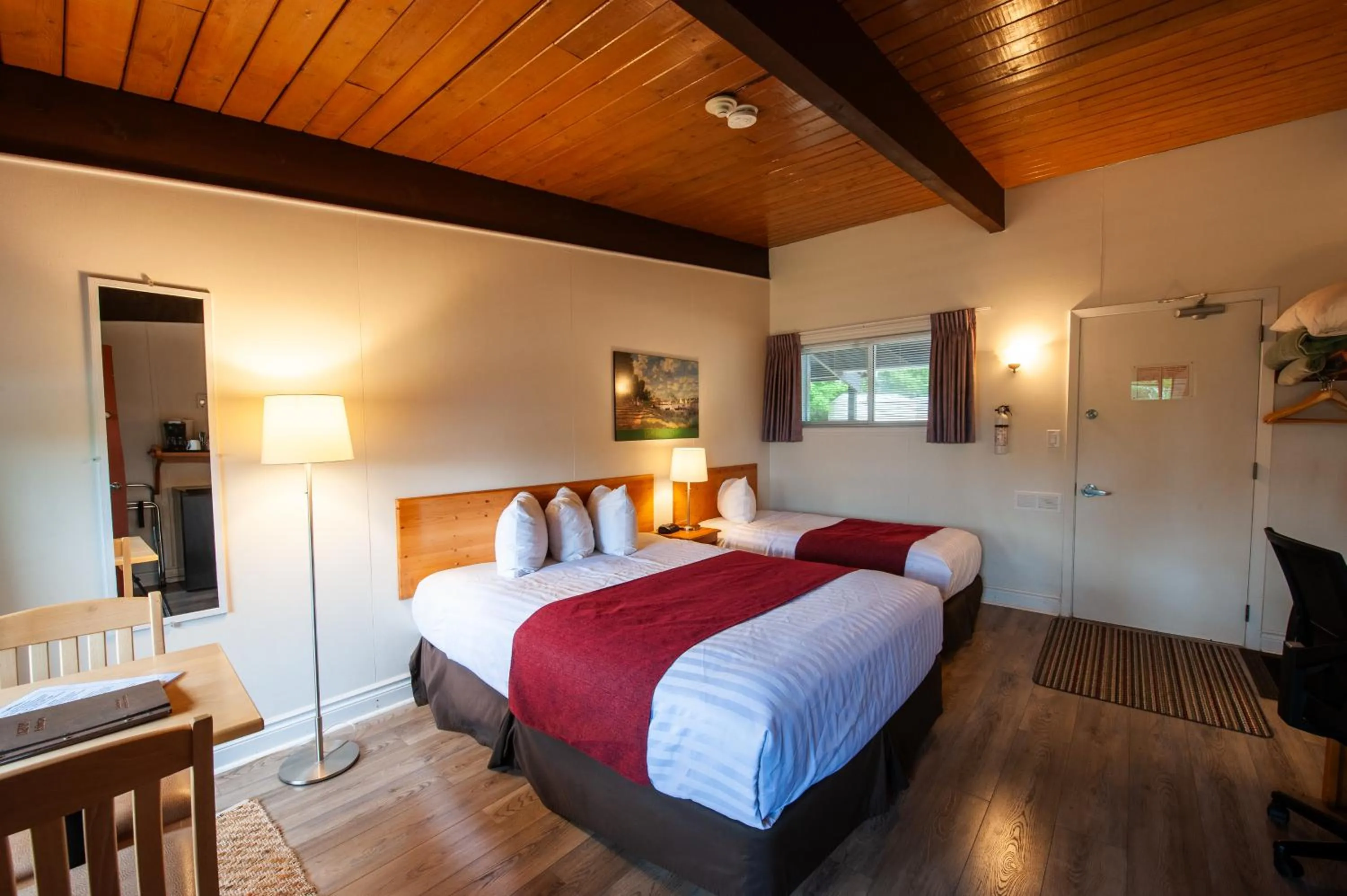 Photo of the whole room, Bed in Lakeview Motel