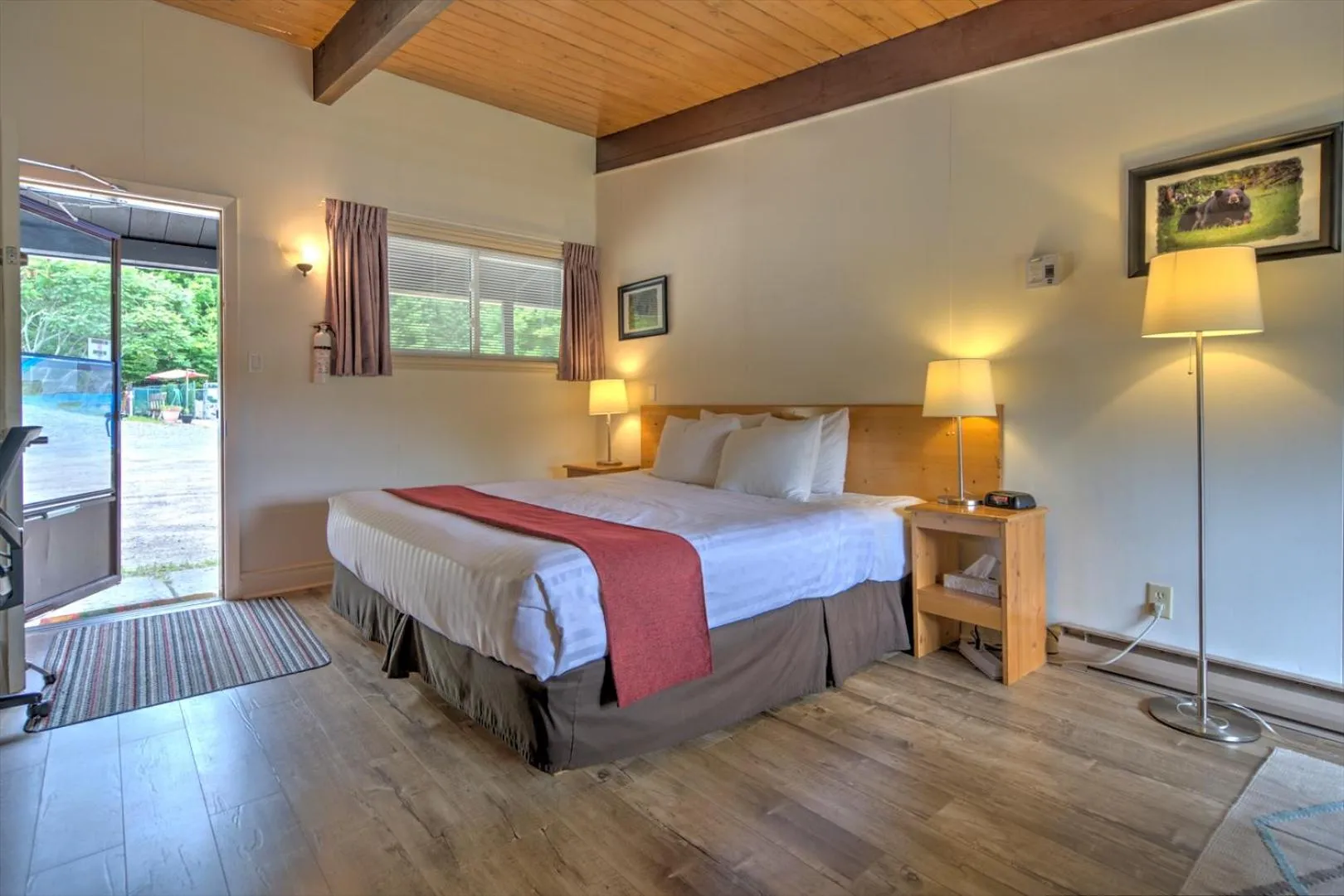 Photo of the whole room, Bed in Lakeview Motel