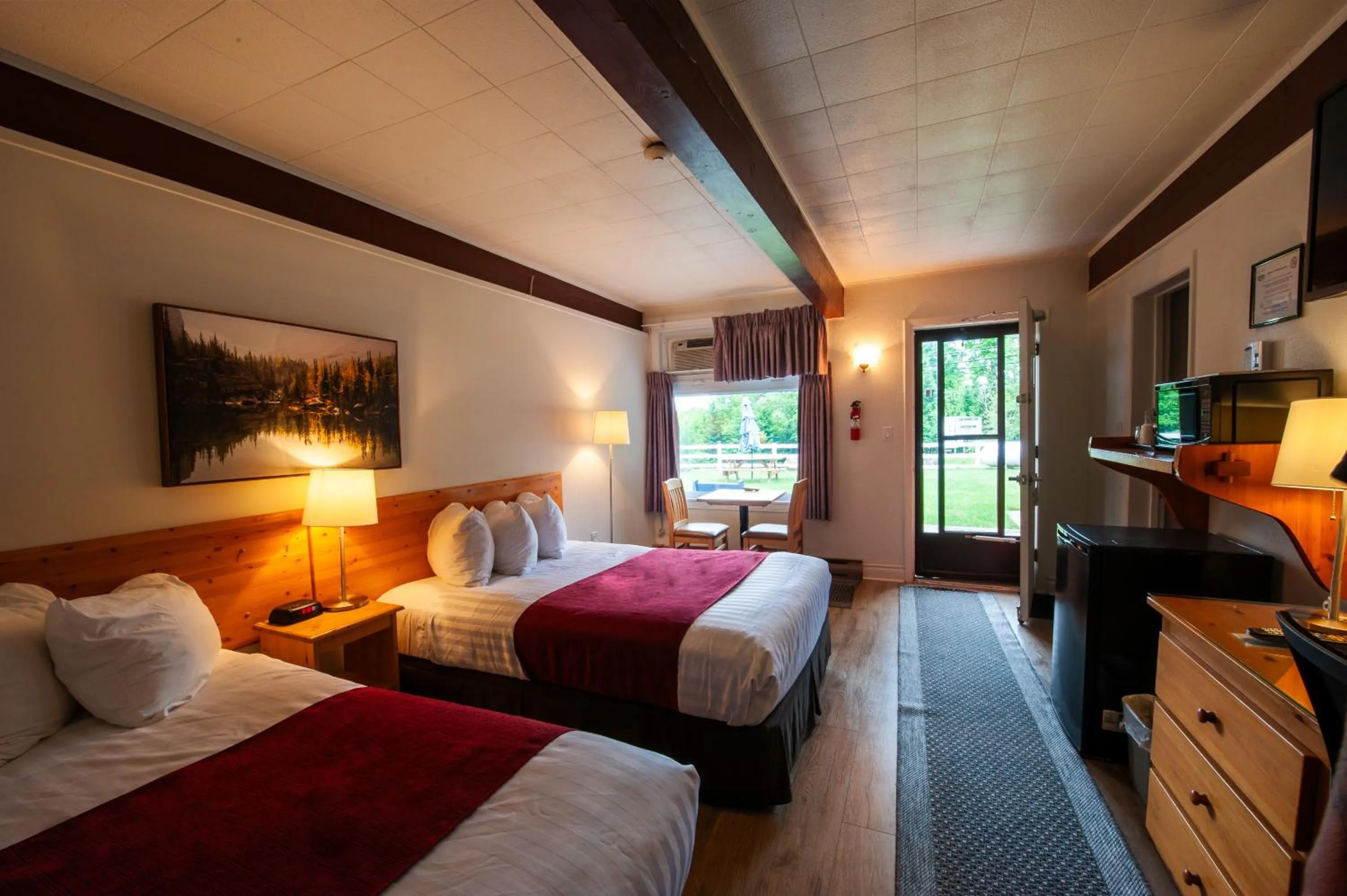 Photo of the whole room, Bed in Lakeview Motel