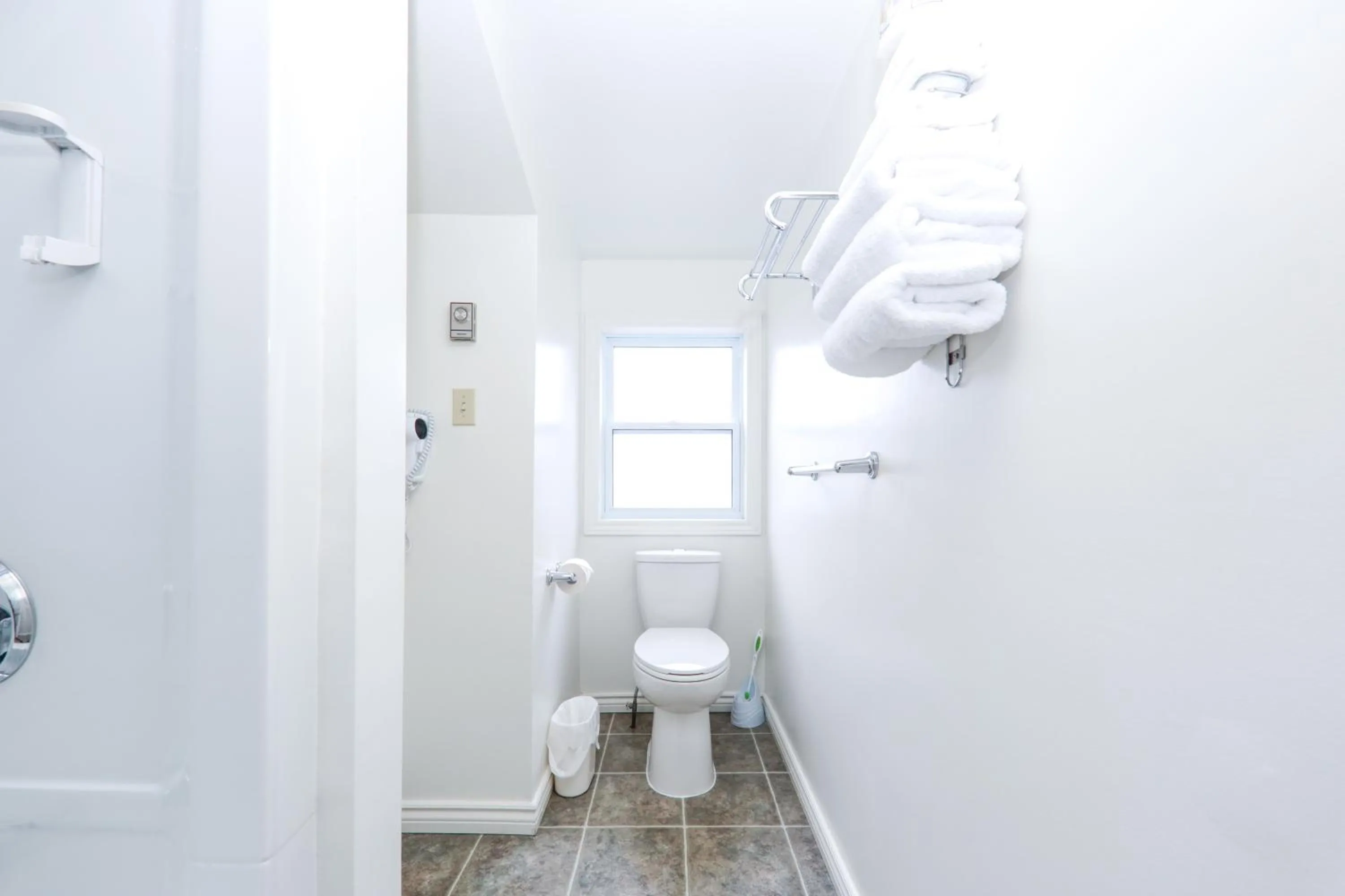 Shower in Lakeview Motel