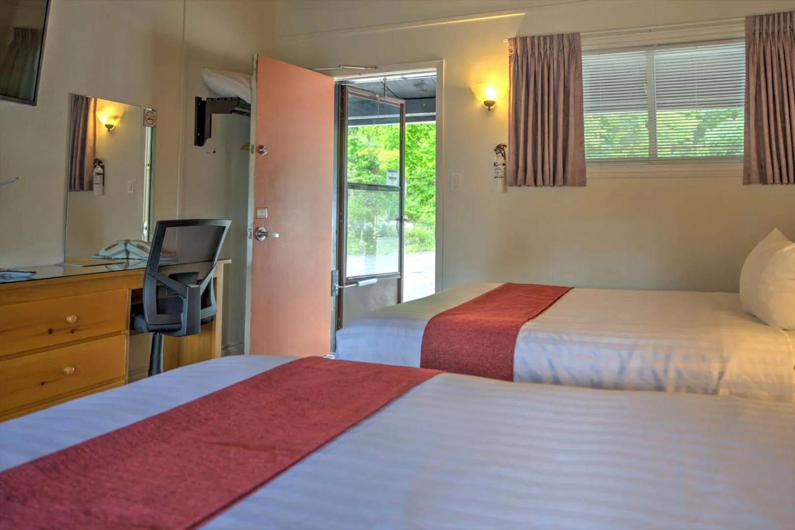 Photo of the whole room, Bed in Lakeview Motel