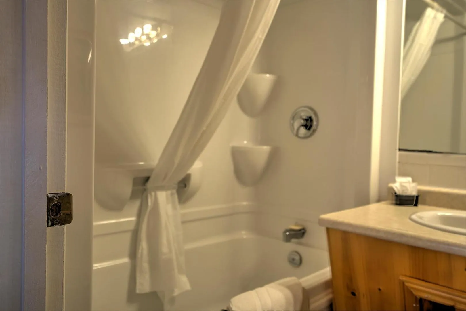 Shower in Lakeview Motel