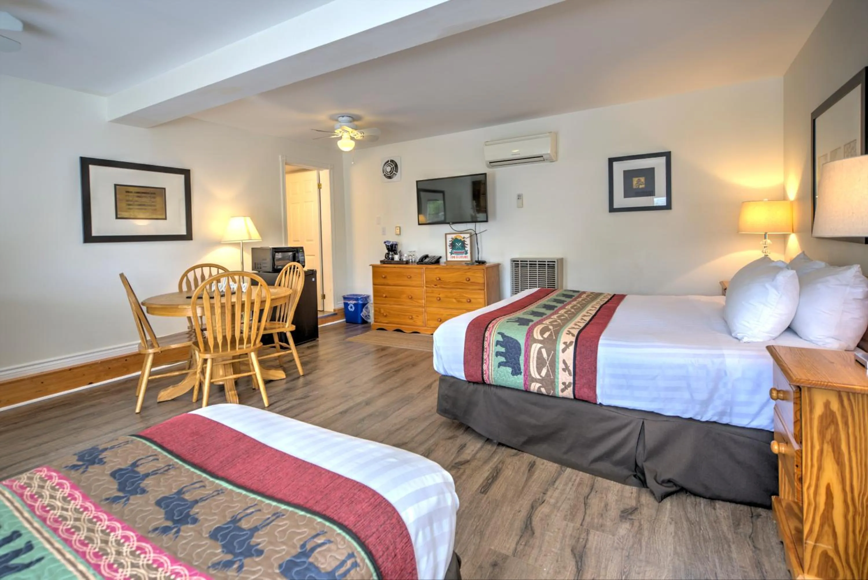 Photo of the whole room, Bed in Lakeview Motel