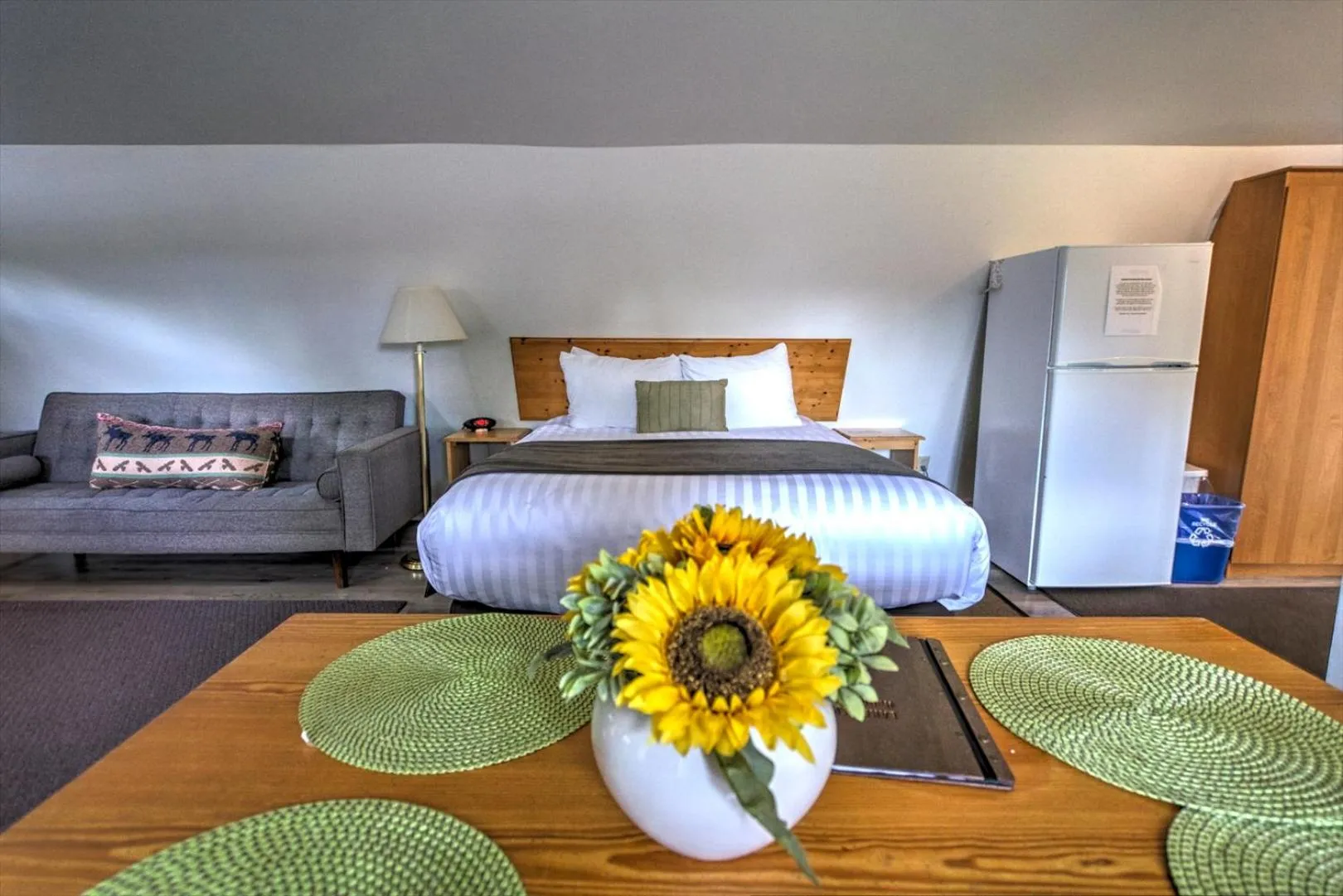 Seating area, Bed in Lakeview Motel