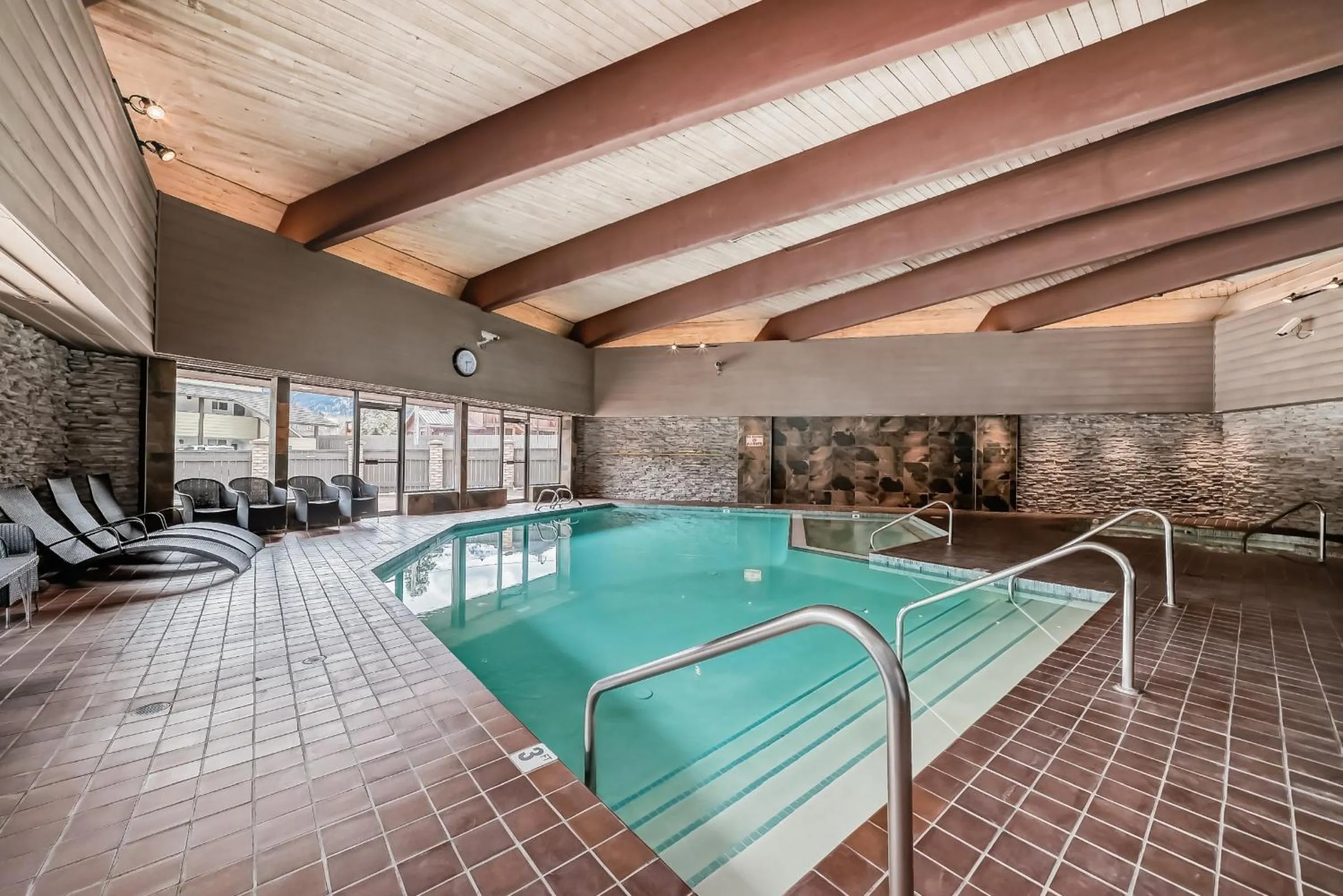 Swimming pool in Jasper Inn & Suites by INNhotels