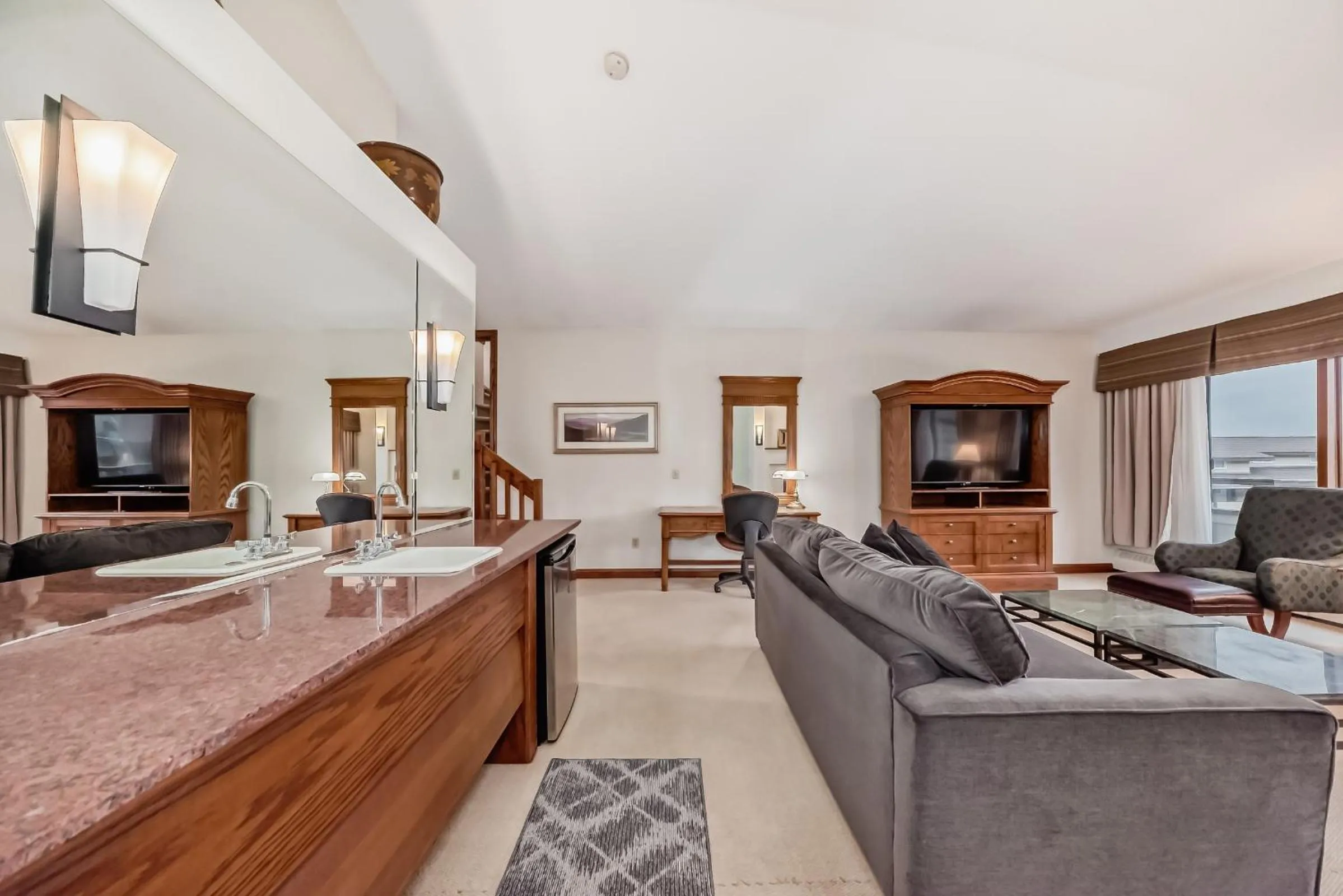 Living room in Jasper Inn & Suites by INNhotels