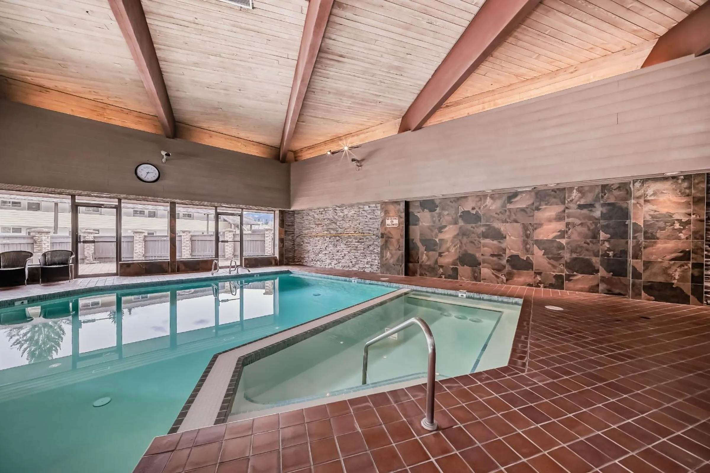 Swimming pool in Jasper Inn & Suites by INNhotels