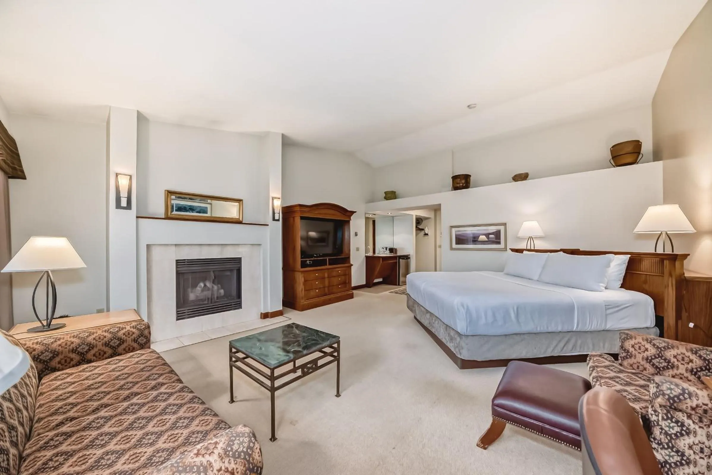 Bed in Jasper Inn & Suites by INNhotels