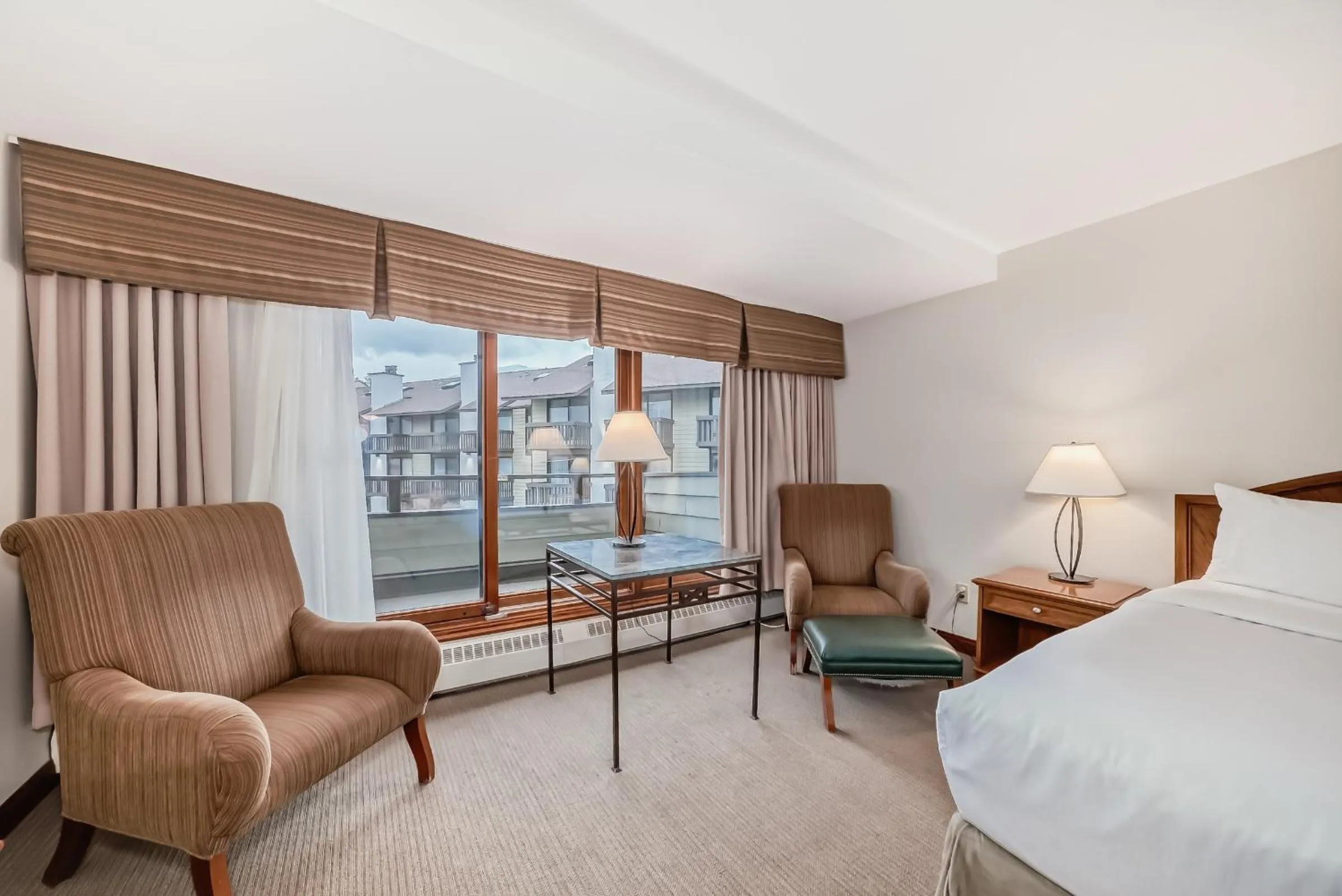 Living room, Bed in Jasper Inn & Suites by INNhotels