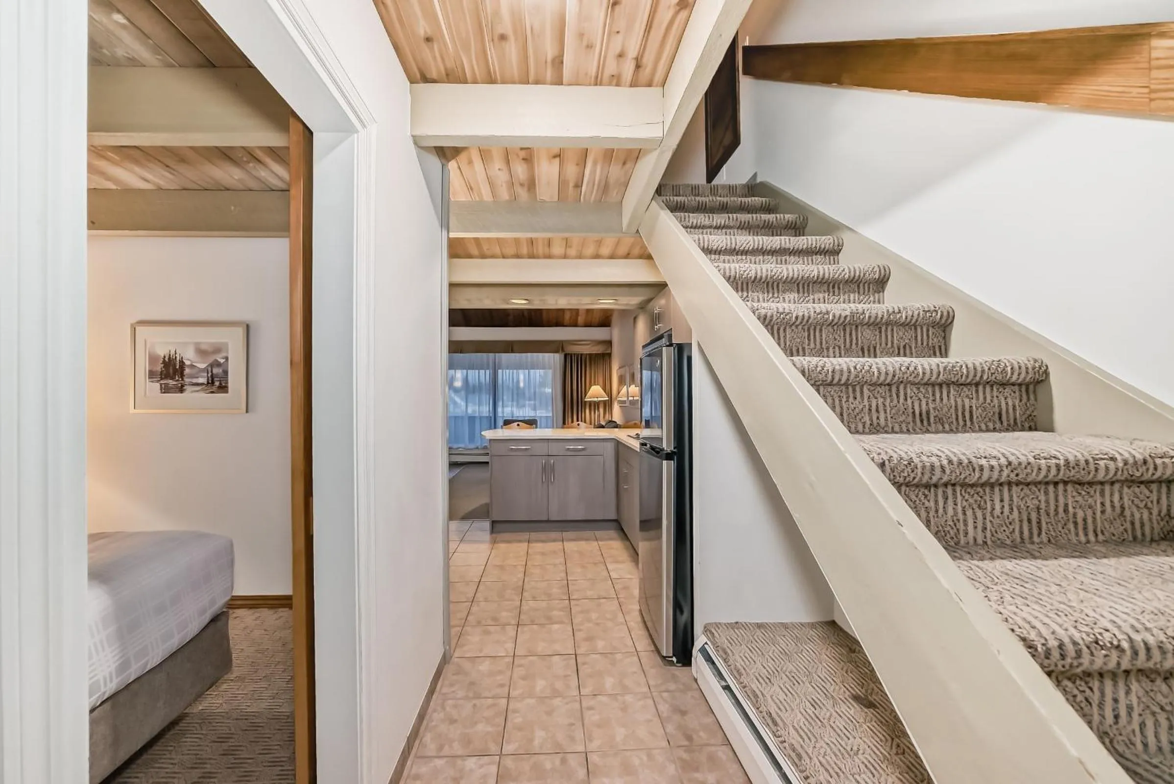 Living room in Jasper Inn & Suites by INNhotels