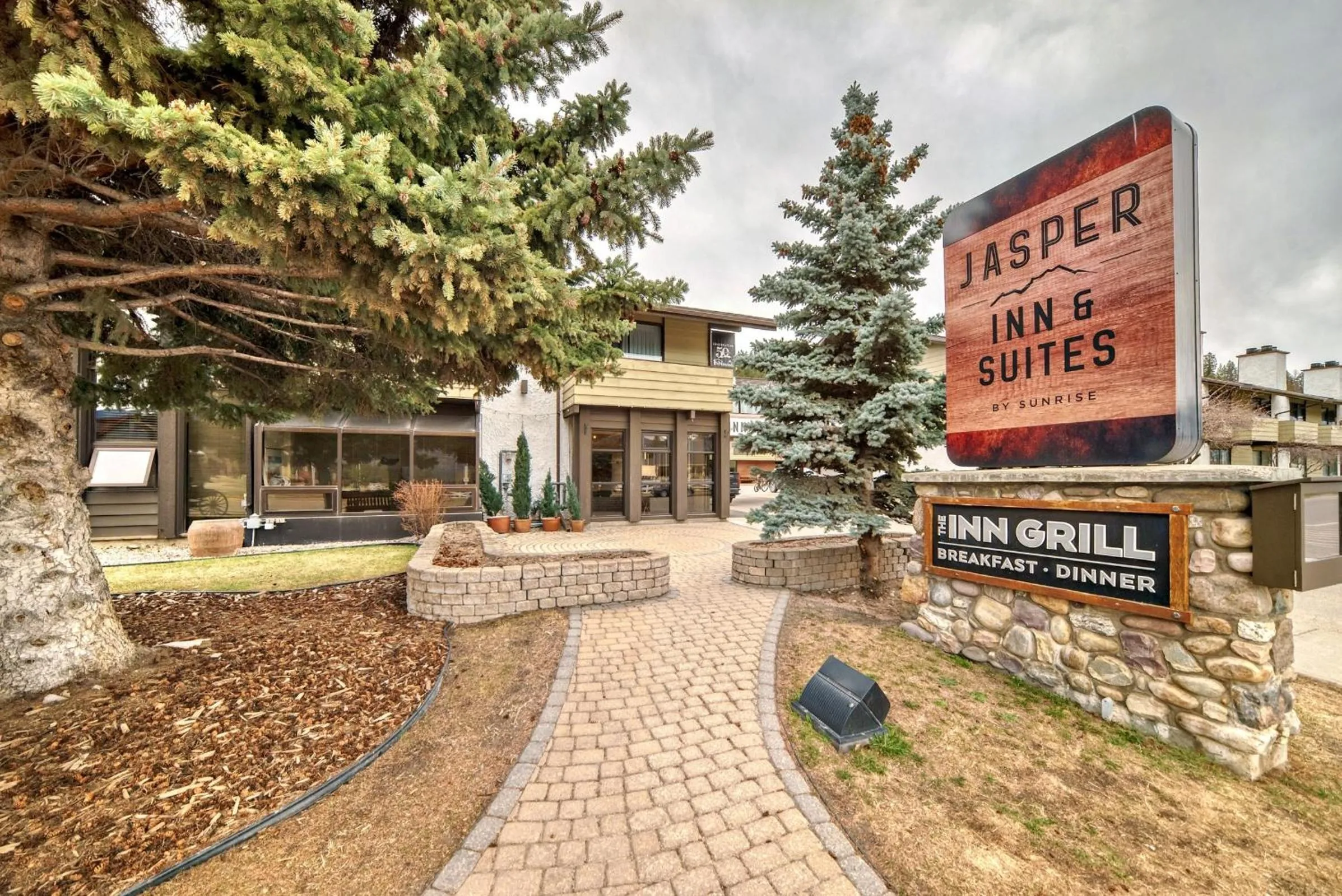 Property building in Jasper Inn & Suites by INNhotels