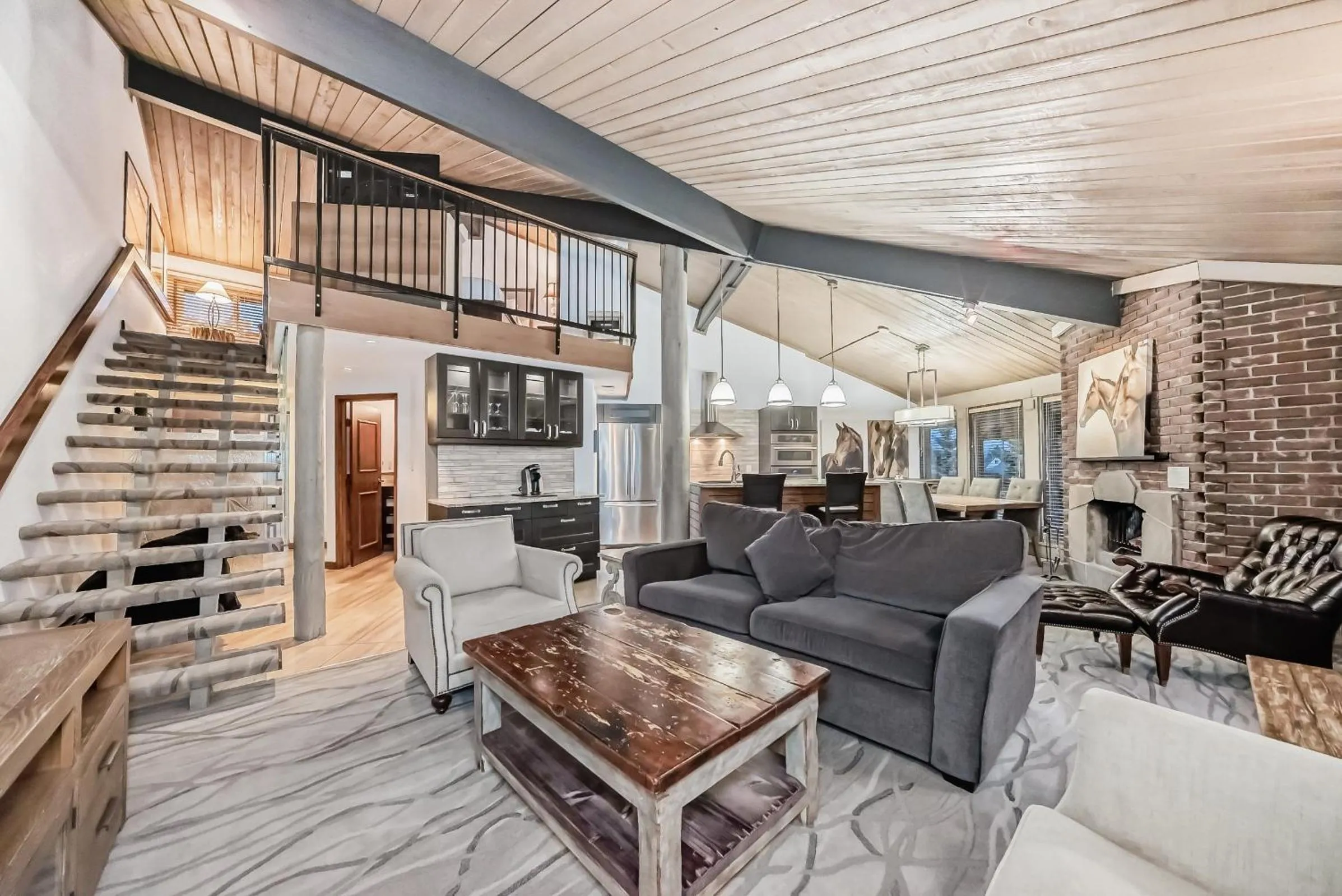 Living room in Jasper Inn & Suites by INNhotels