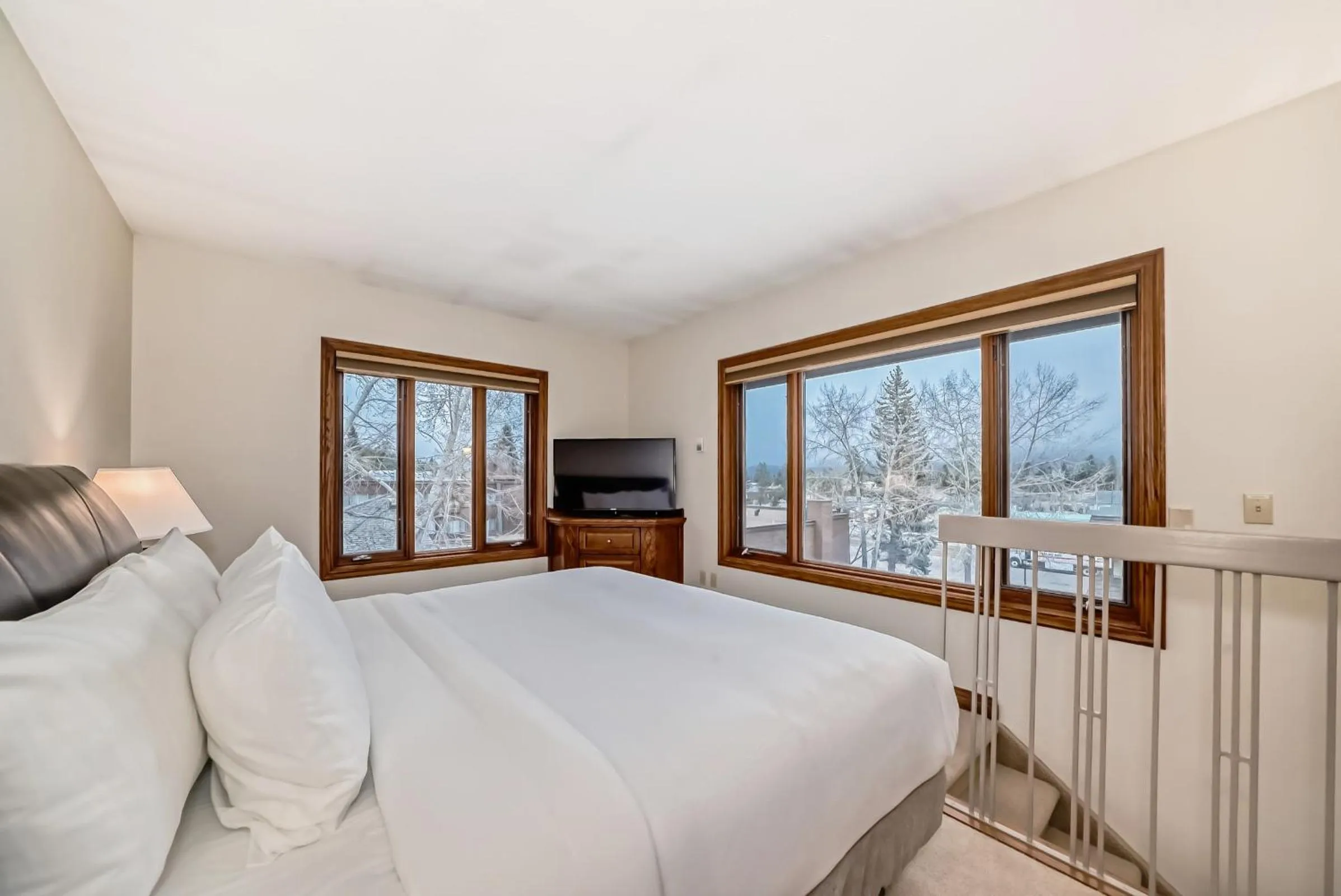 Bed in Jasper Inn & Suites by INNhotels