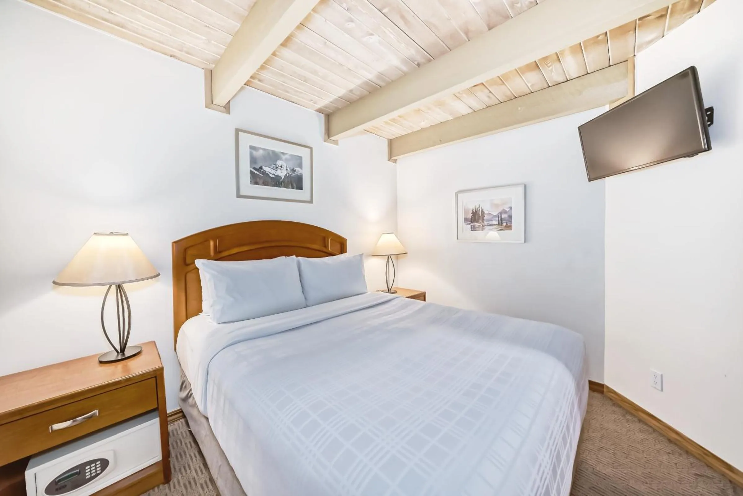 Bed in Jasper Inn & Suites by INNhotels