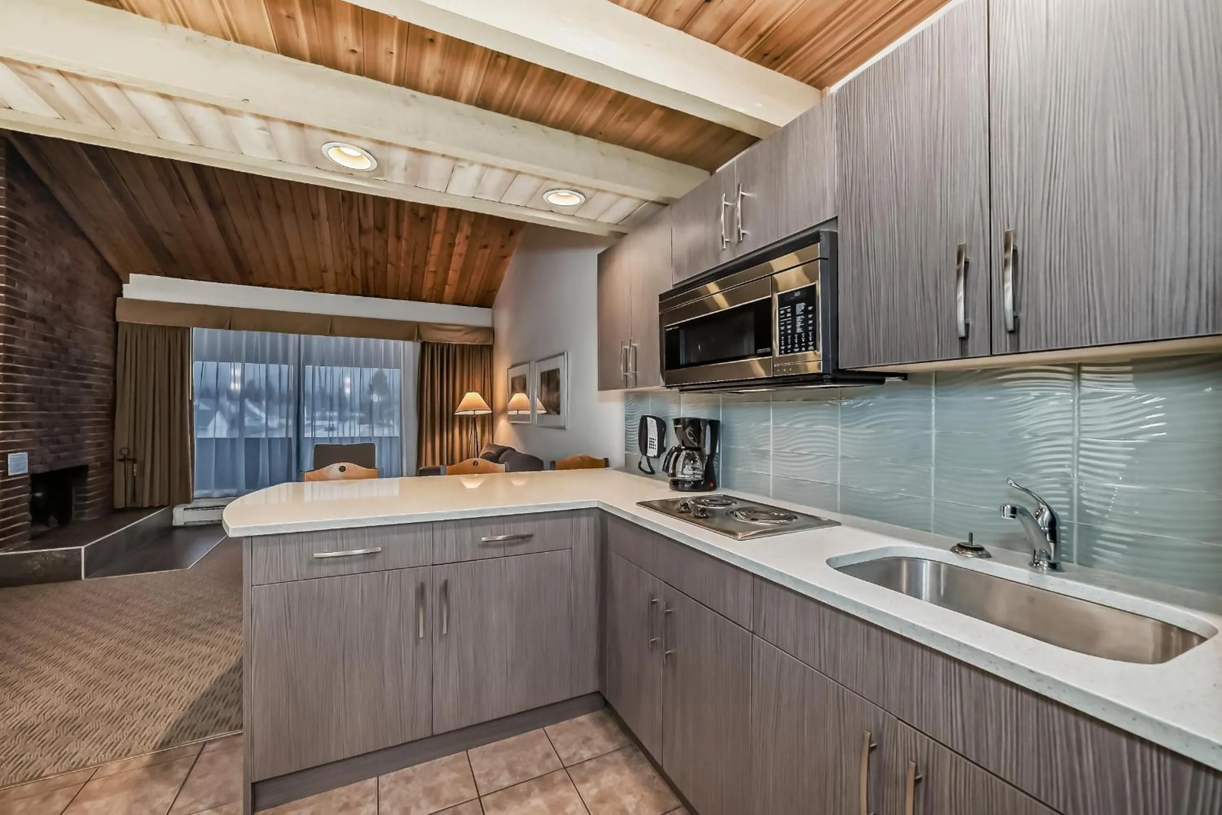 kitchen in Jasper Inn & Suites by INNhotels