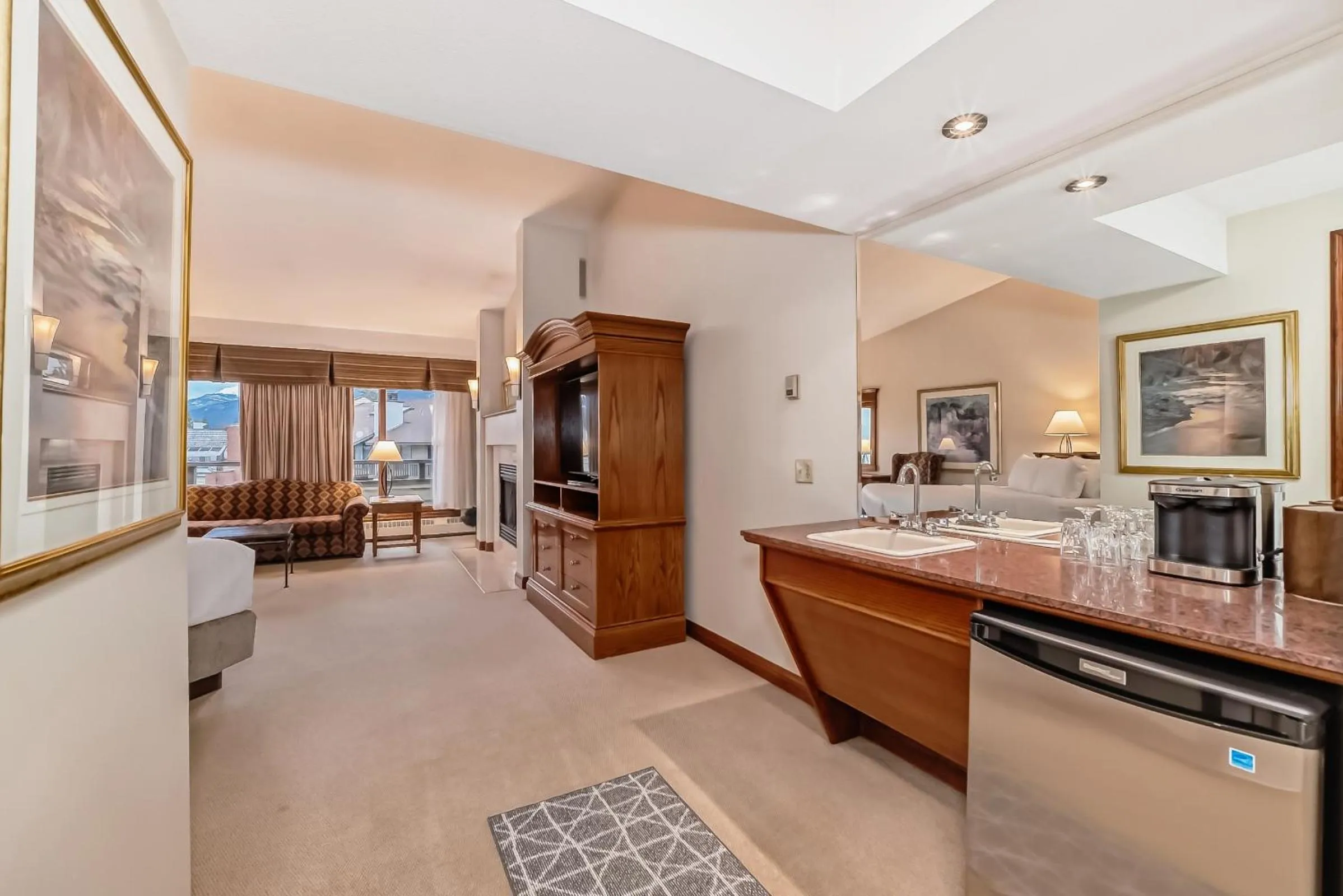 Living room in Jasper Inn & Suites by INNhotels