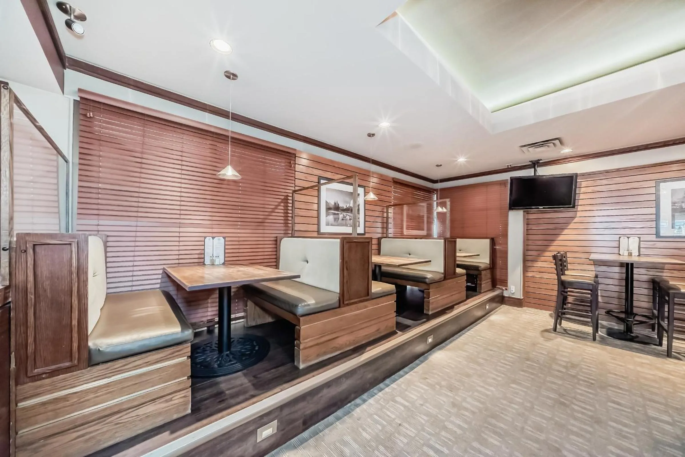 Lounge or bar in Jasper Inn & Suites by INNhotels