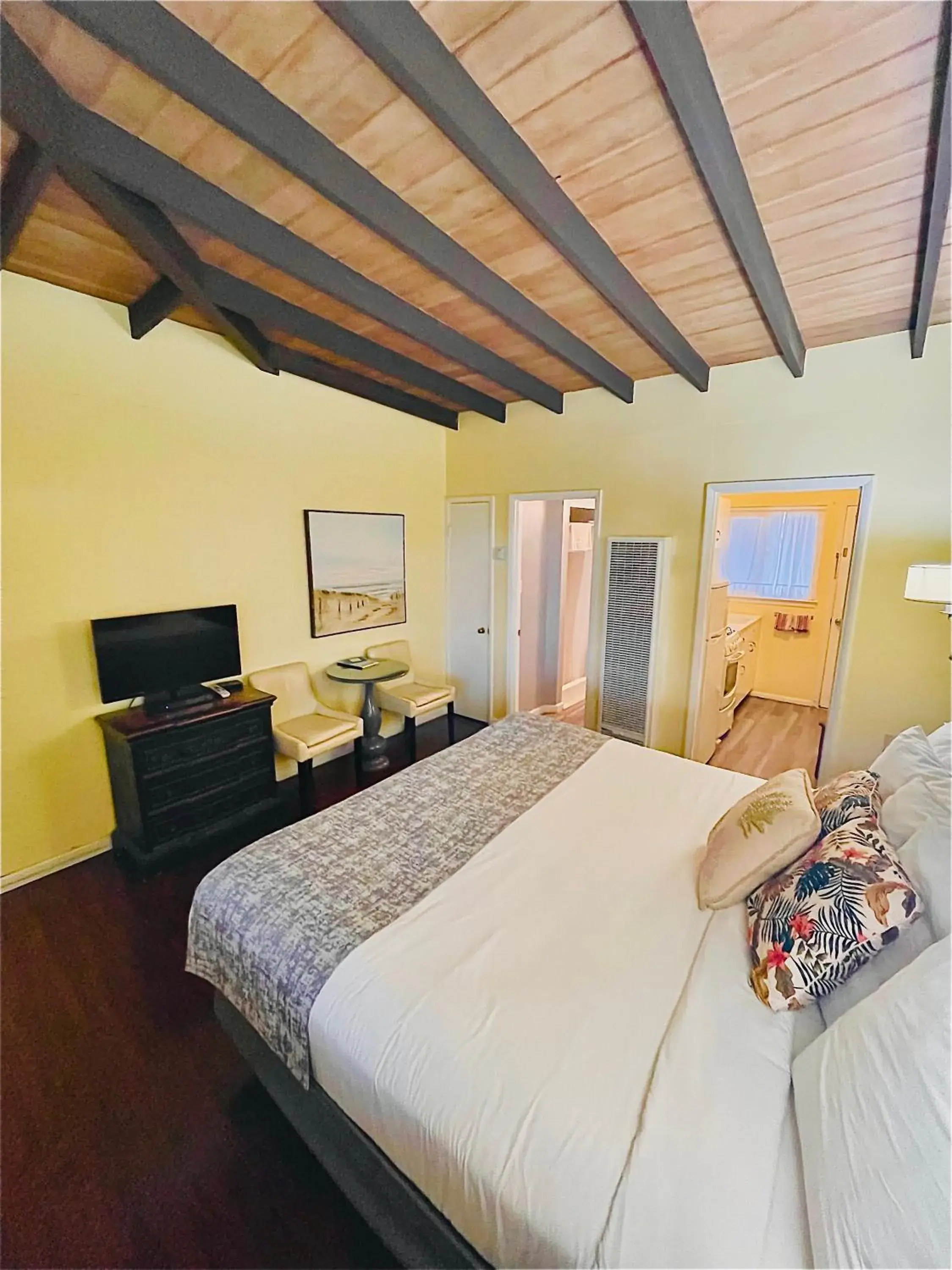 Photo of the whole room, Bed in Pleasant Inn Photo of the whole room, Bed in Pleasant Inn