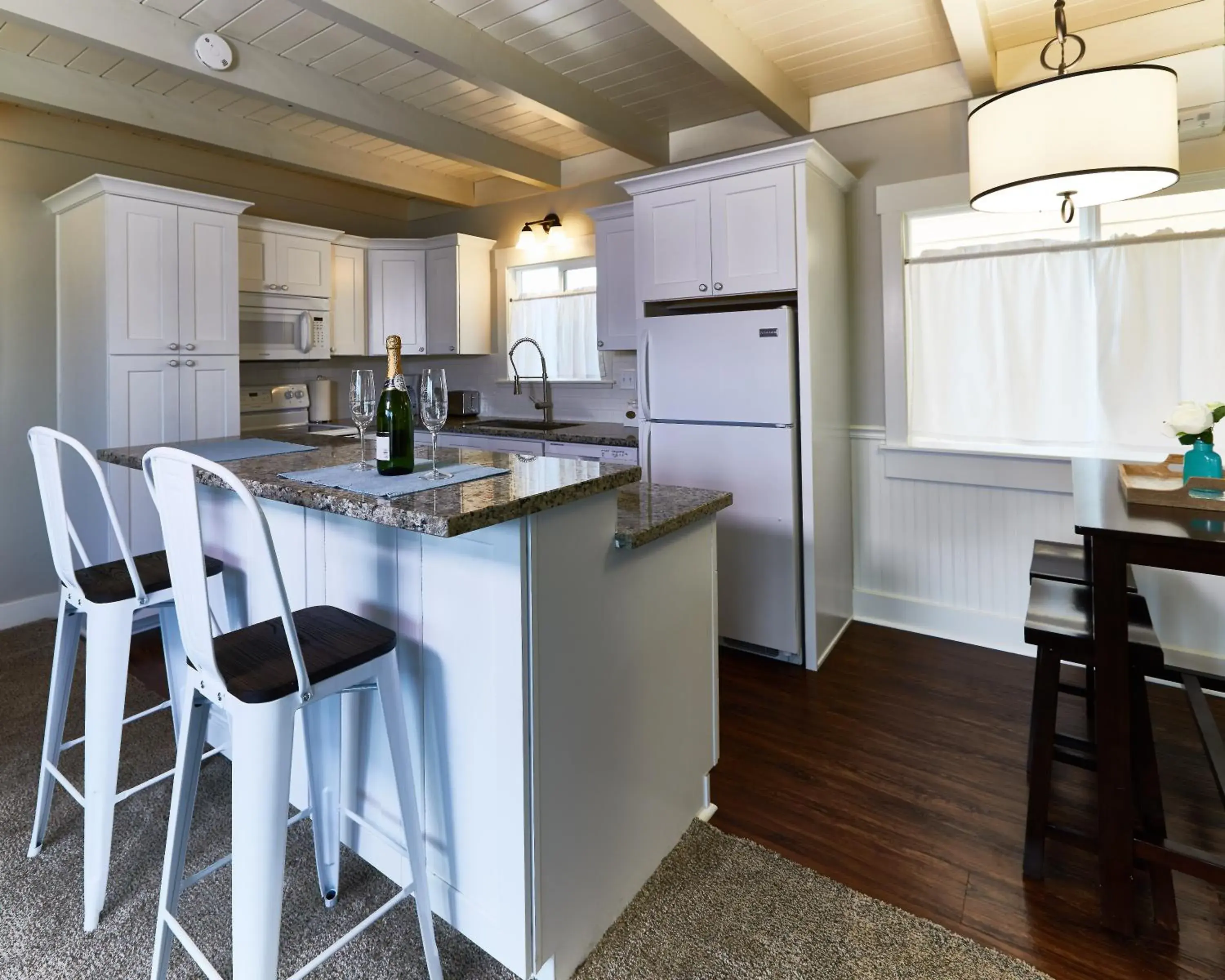 Kitchen or kitchenette in Pleasant Inn Kitchen or kitchenette in Pleasant Inn