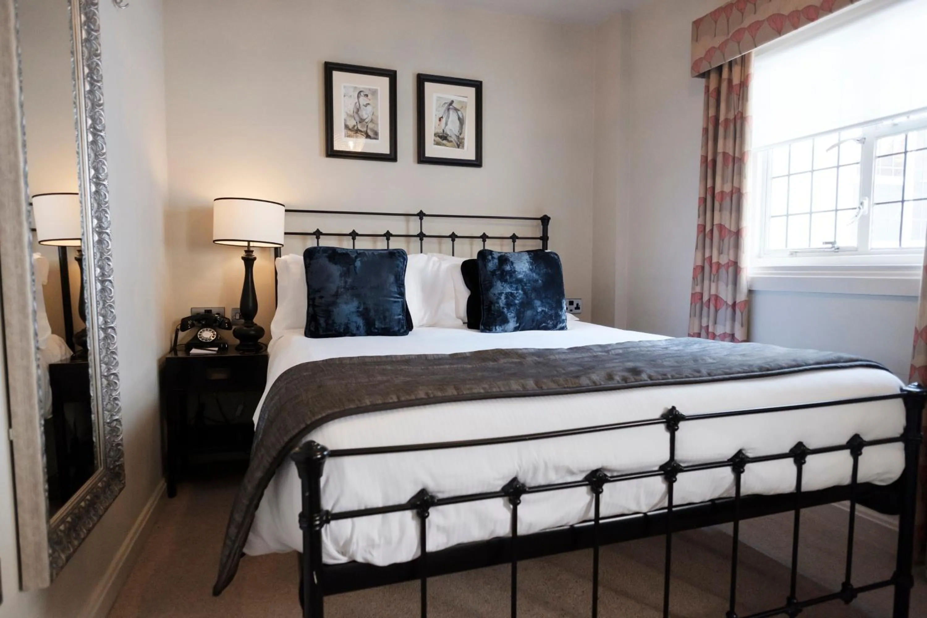 Bedroom, Bed in The White Swan Hotel