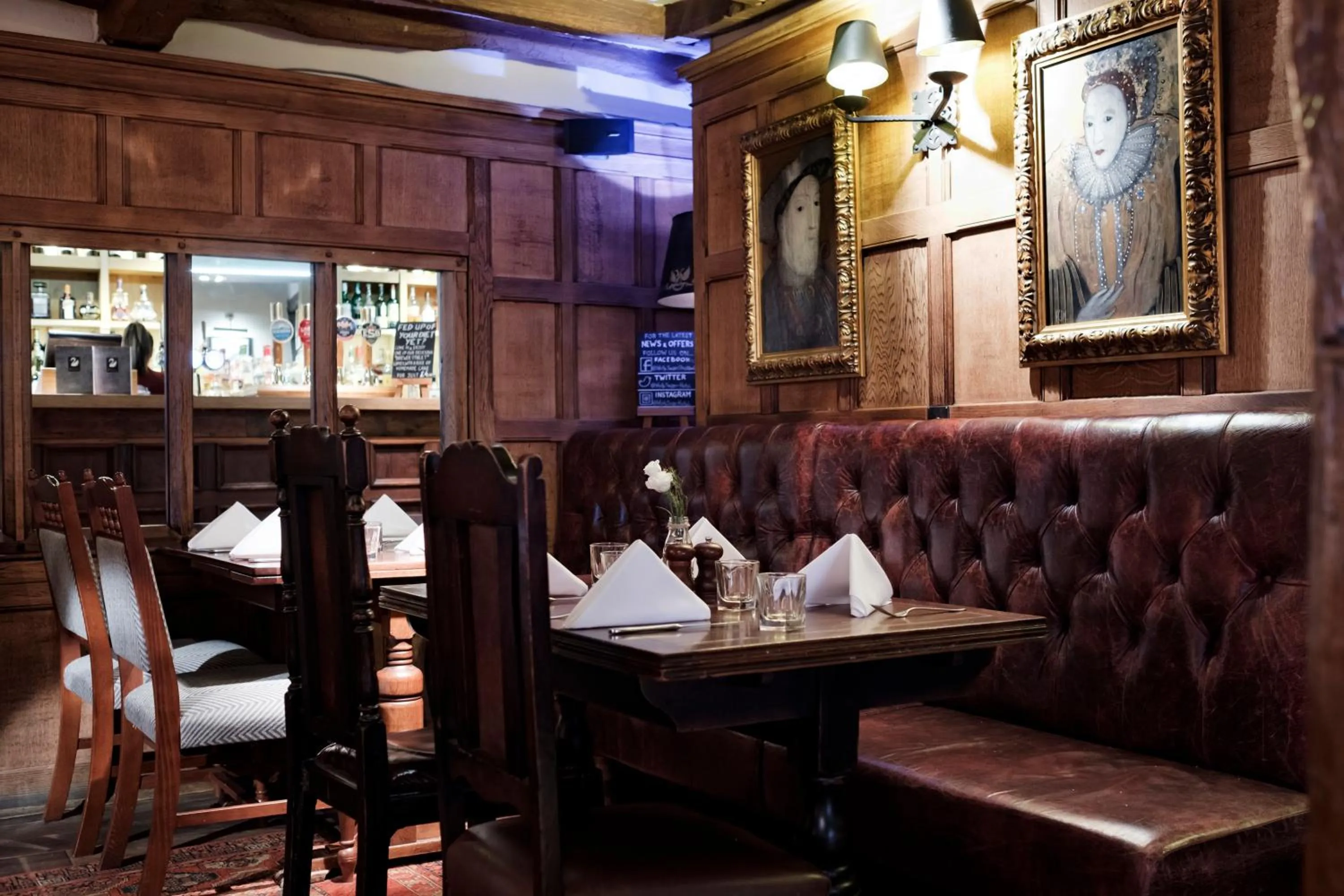 Restaurant/places to eat in The White Swan Hotel