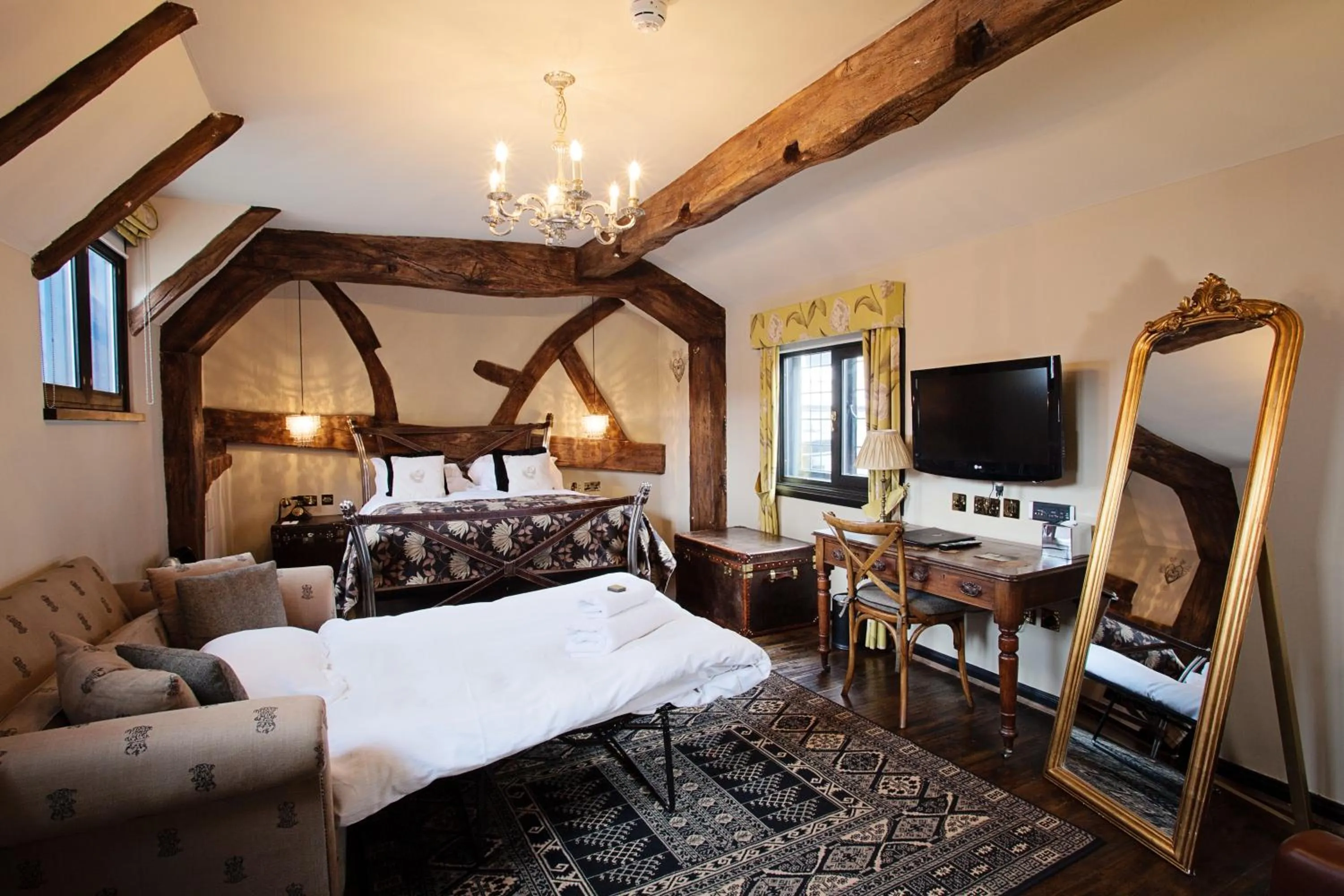 Photo of the whole room, Bed in The White Swan Hotel