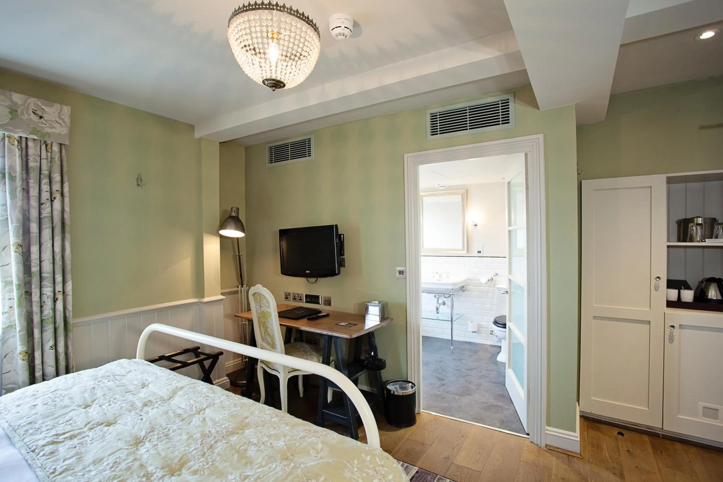 Bed in The White Swan Hotel