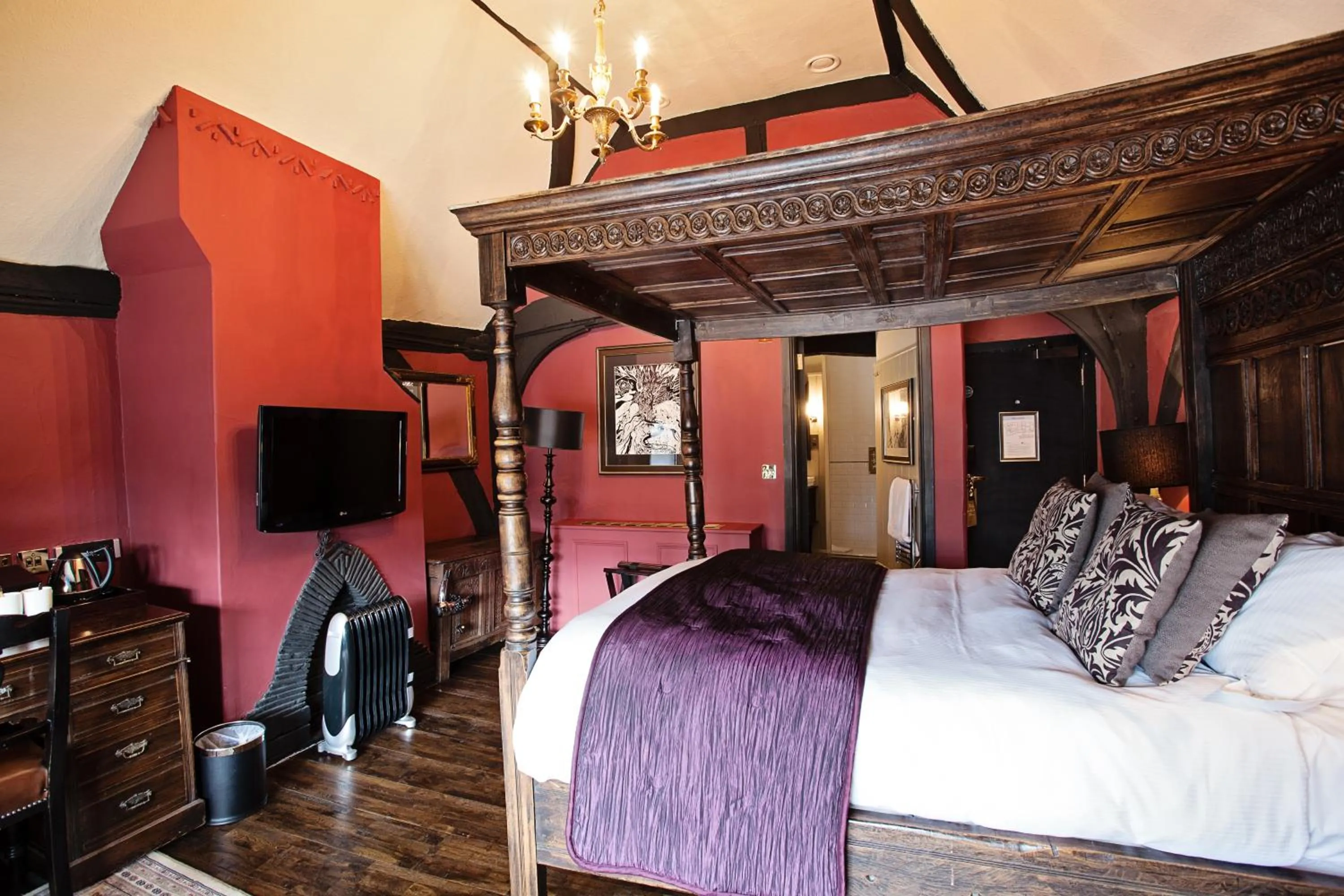 Photo of the whole room, Bed in The White Swan Hotel