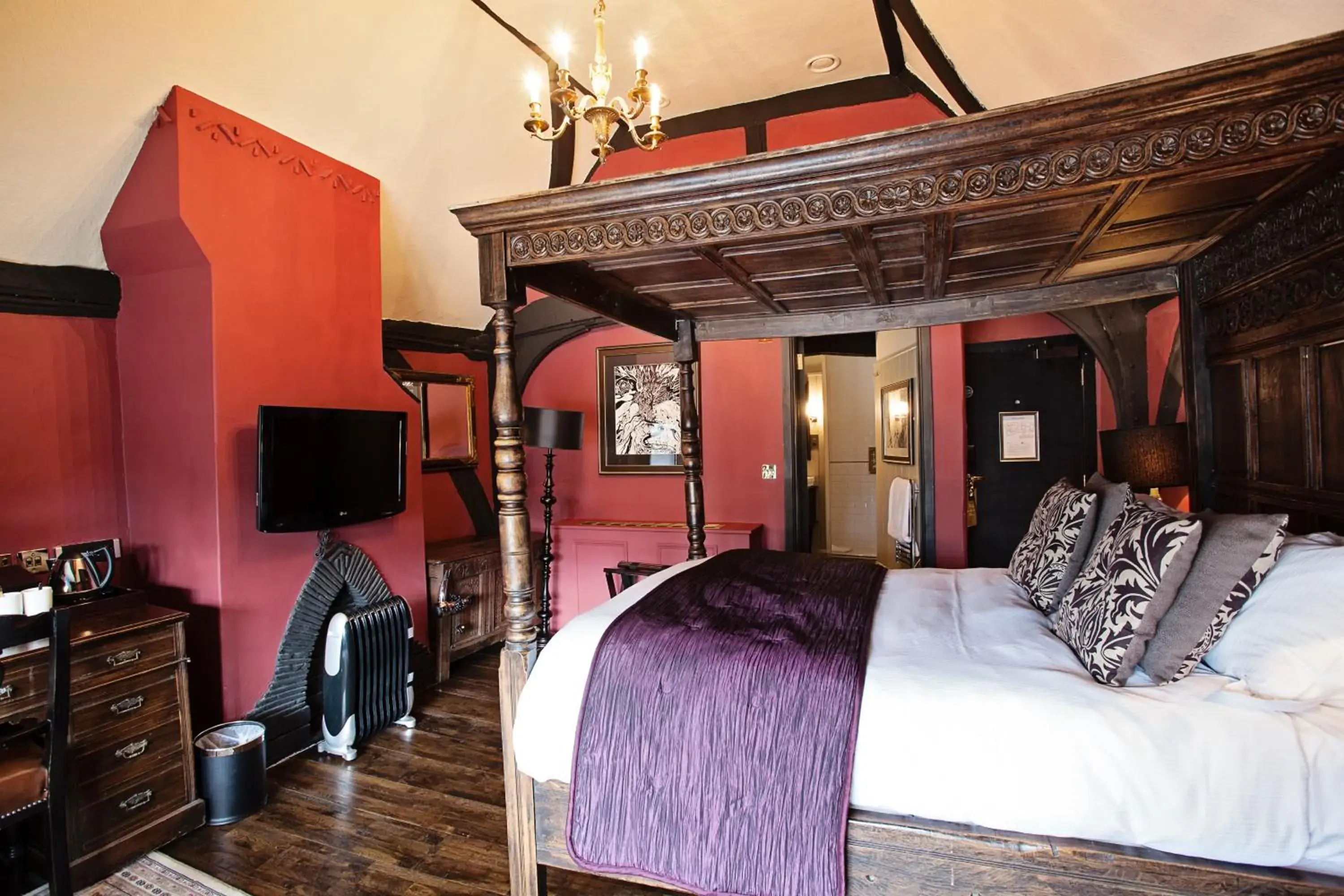 Photo of the whole room, Bed in The White Swan Hotel Photo of the whole room, Bed in The White Swan Hotel