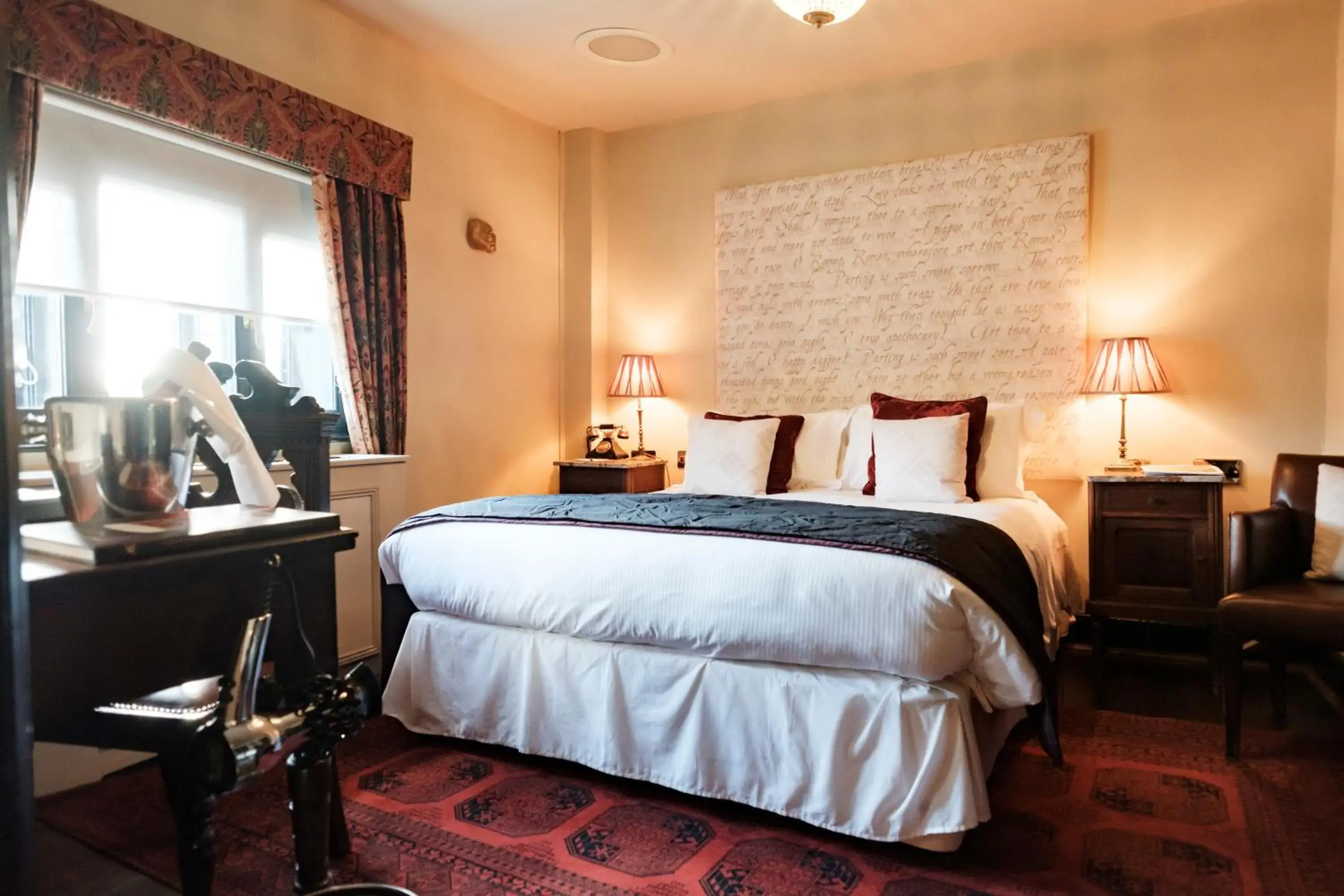 Photo of the whole room, Bed in The White Swan Hotel Photo of the whole room, Bed in The White Swan Hotel