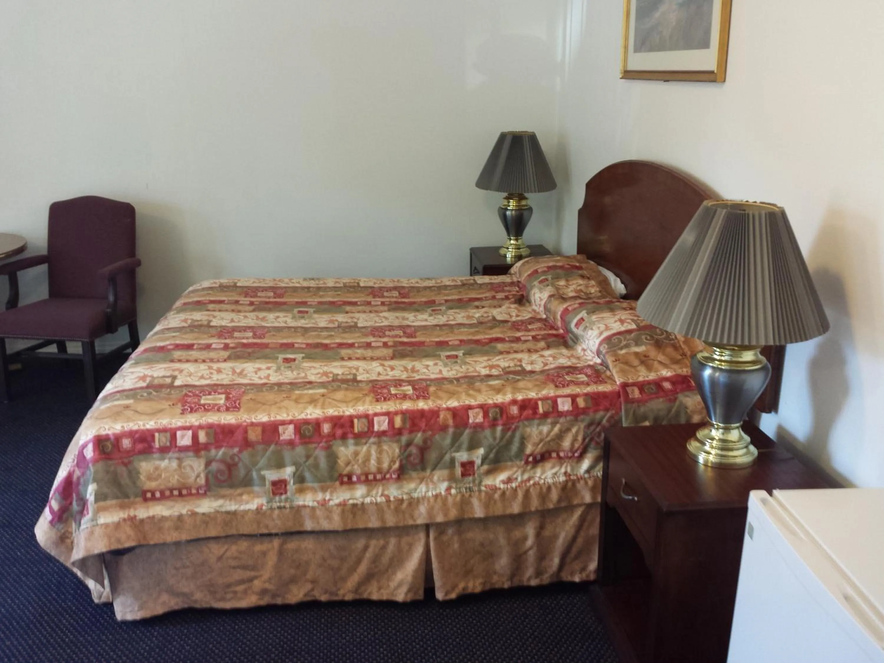 Photo of the whole room, Bed in New Kansan Motel