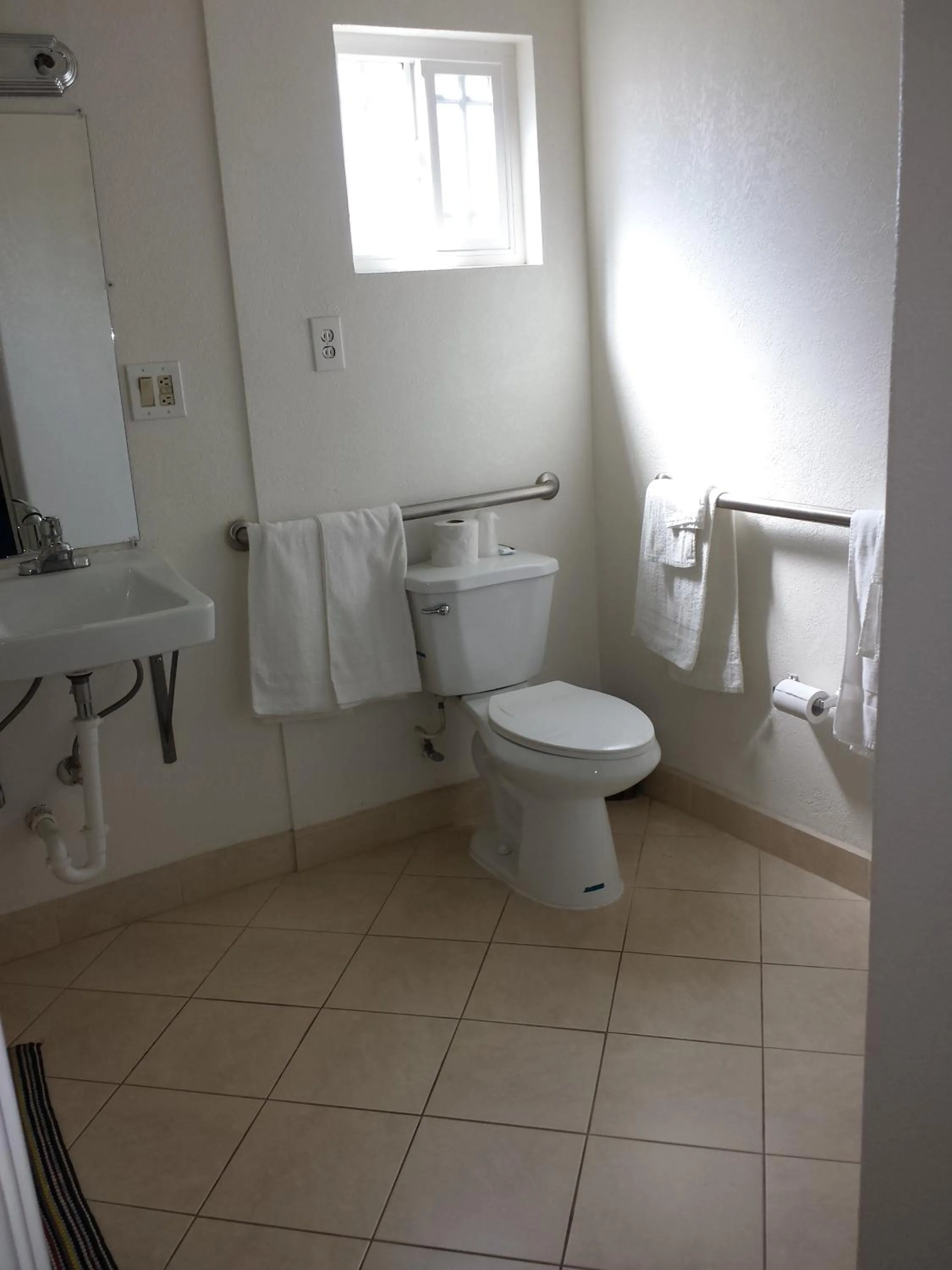 Bathroom in New Kansan Motel