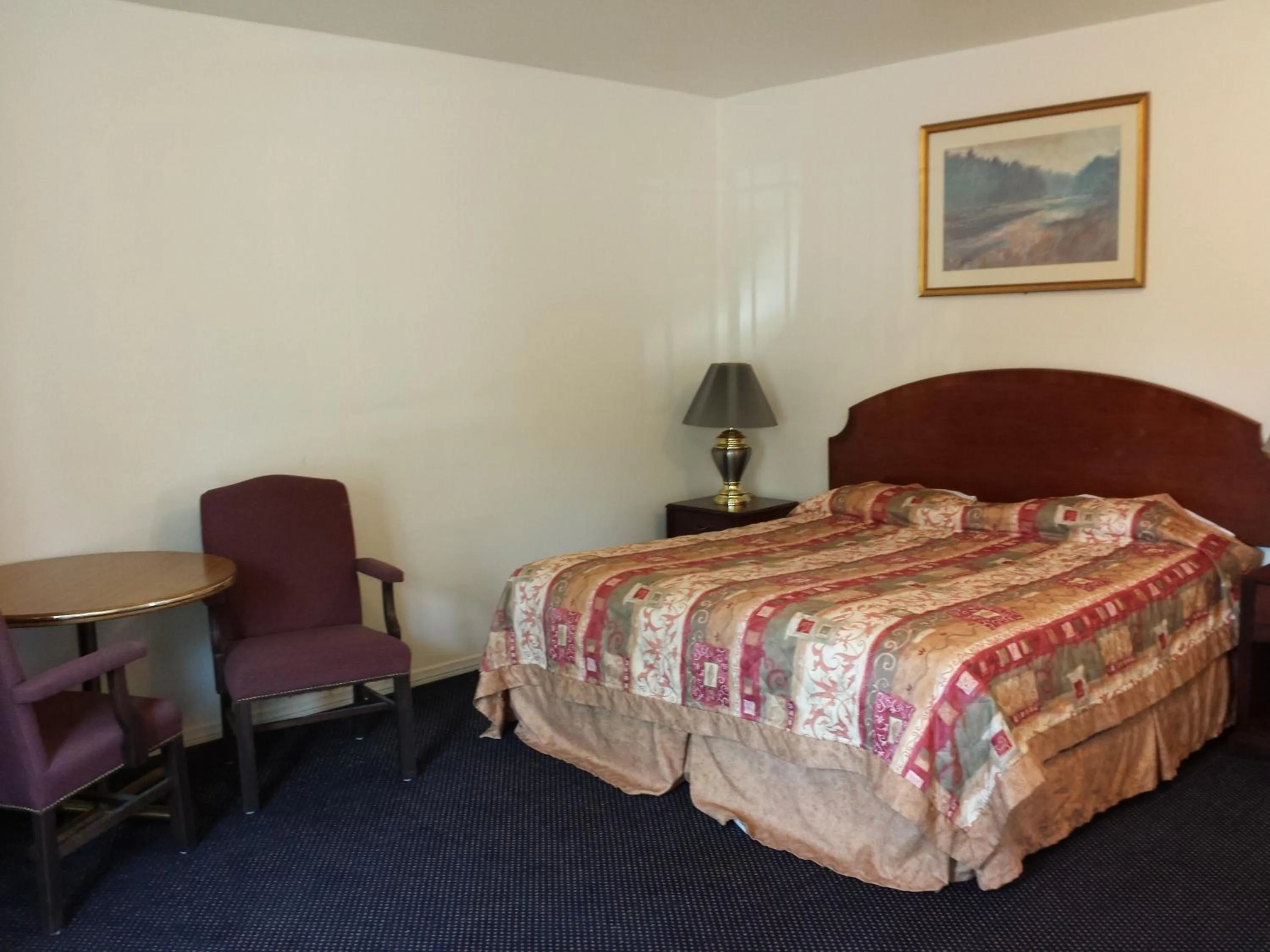 Photo of the whole room, Bed in New Kansan Motel