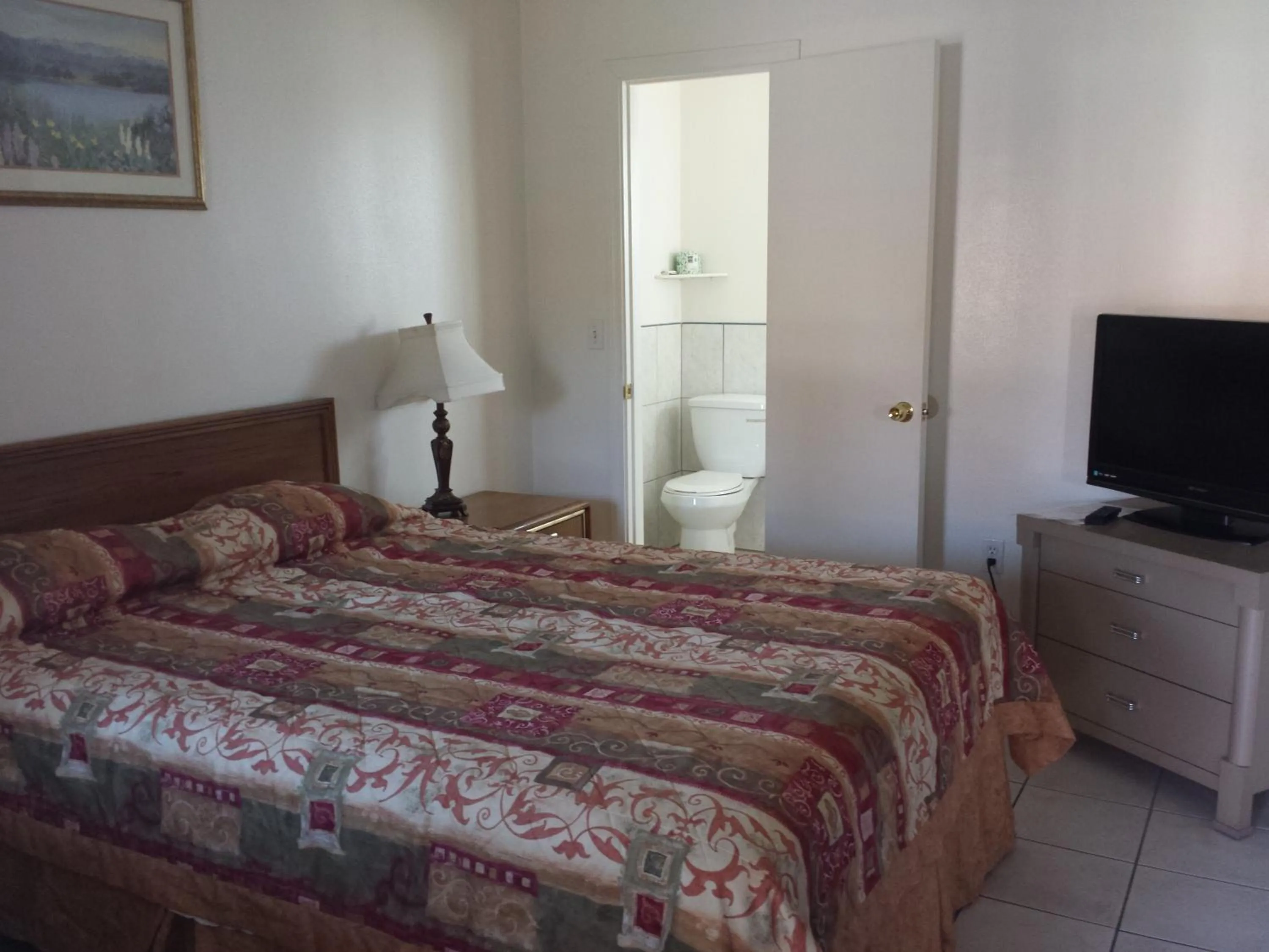 Photo of the whole room, Bed in New Kansan Motel