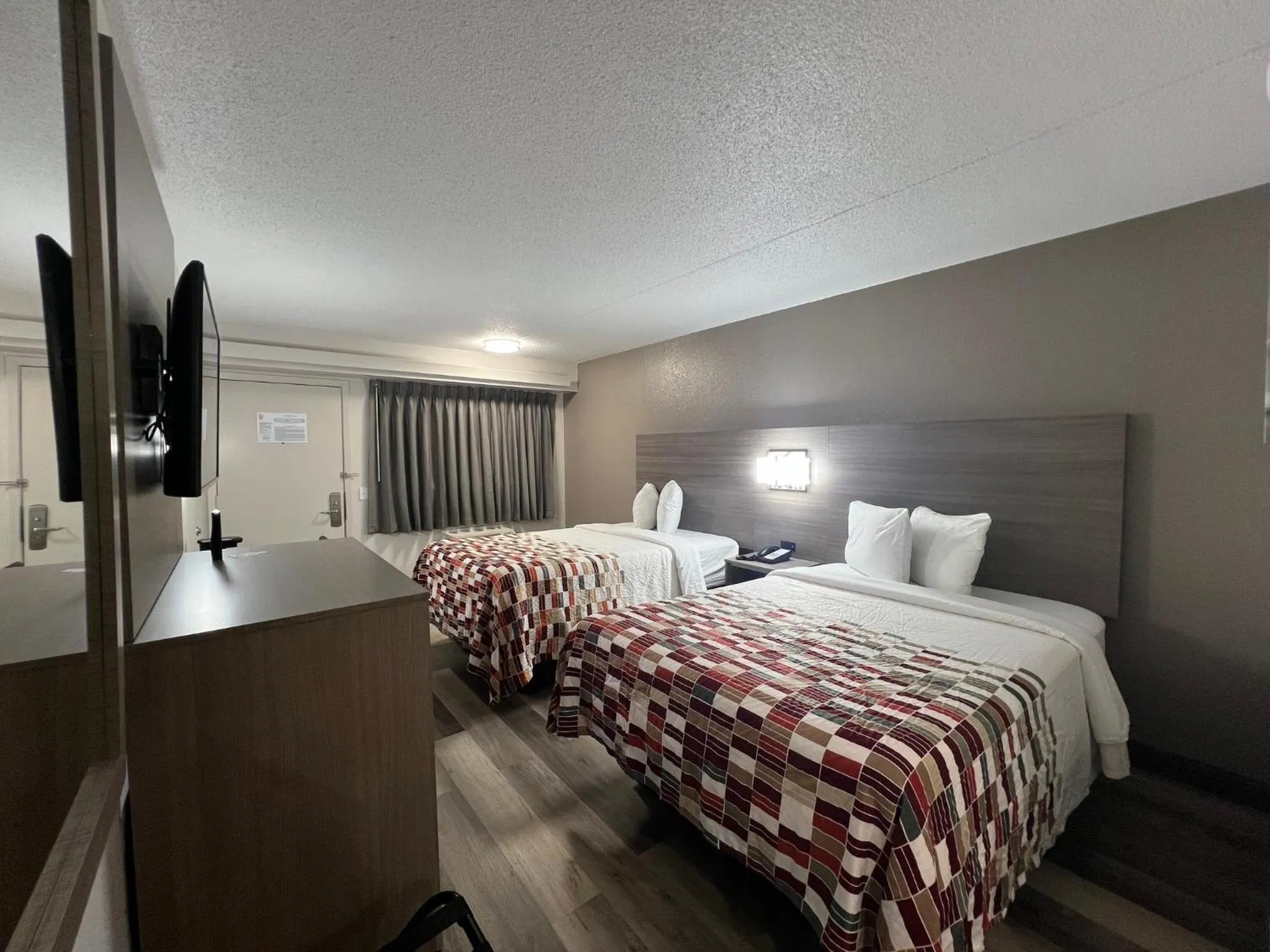 Photo of the whole room, Bed in Red Roof Inn Lexington South