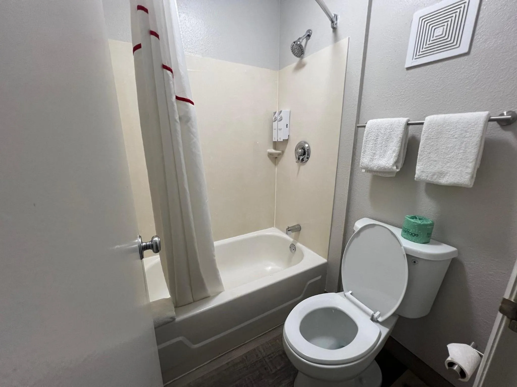 Bathroom in Red Roof Inn Lexington South