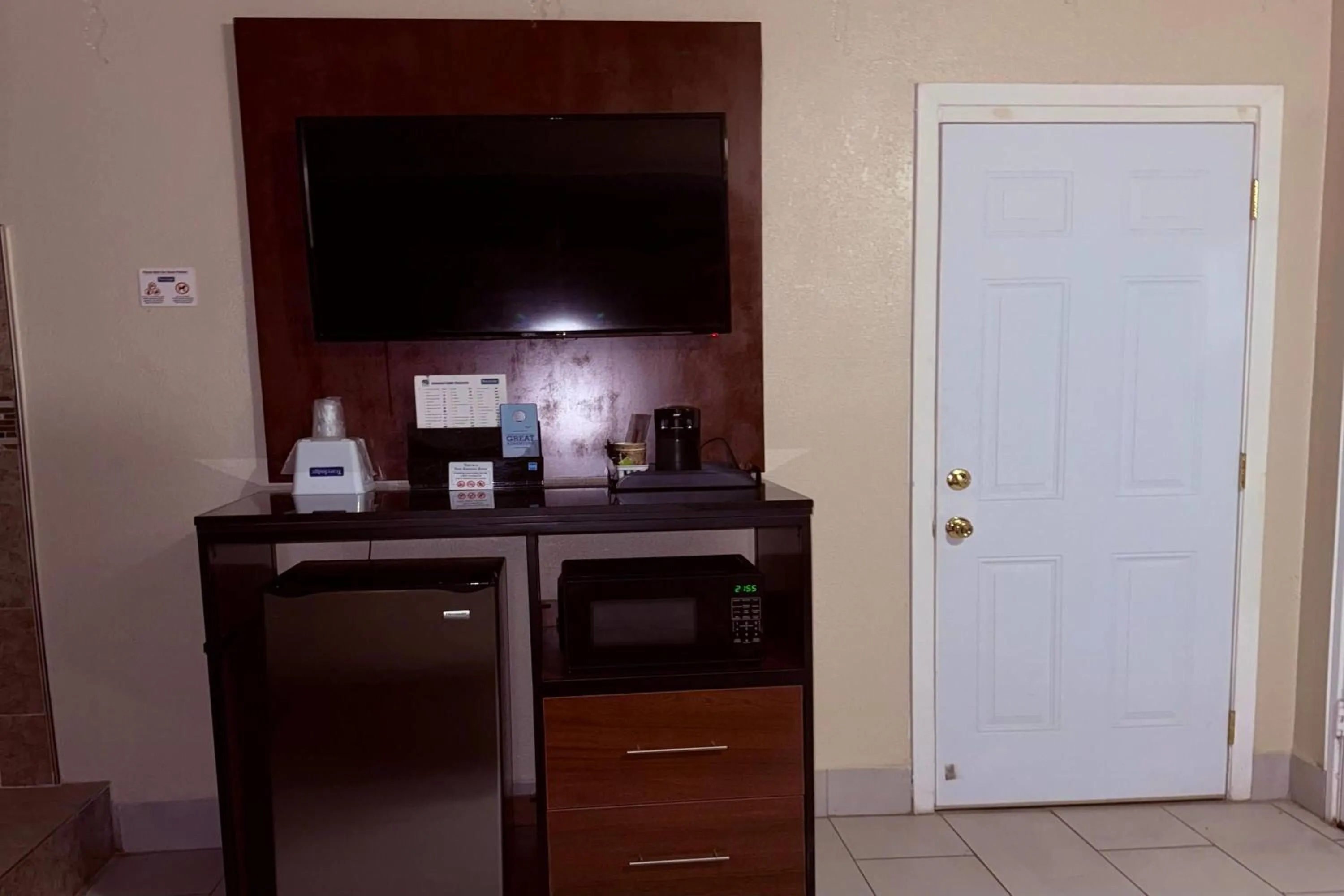 Photo of the whole room in Travelodge by Wyndham Jackson I-40 Exit 82