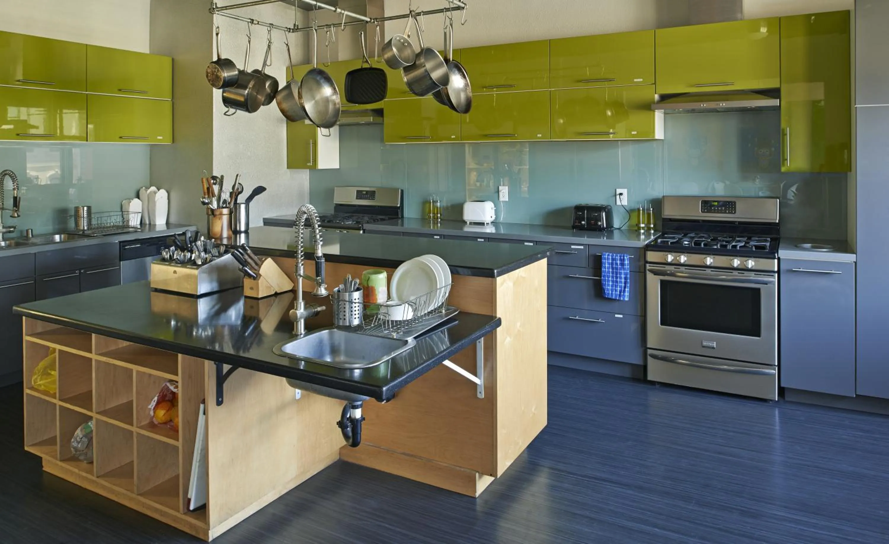 Kitchen or kitchenette in HI San Diego Downtown Hostel