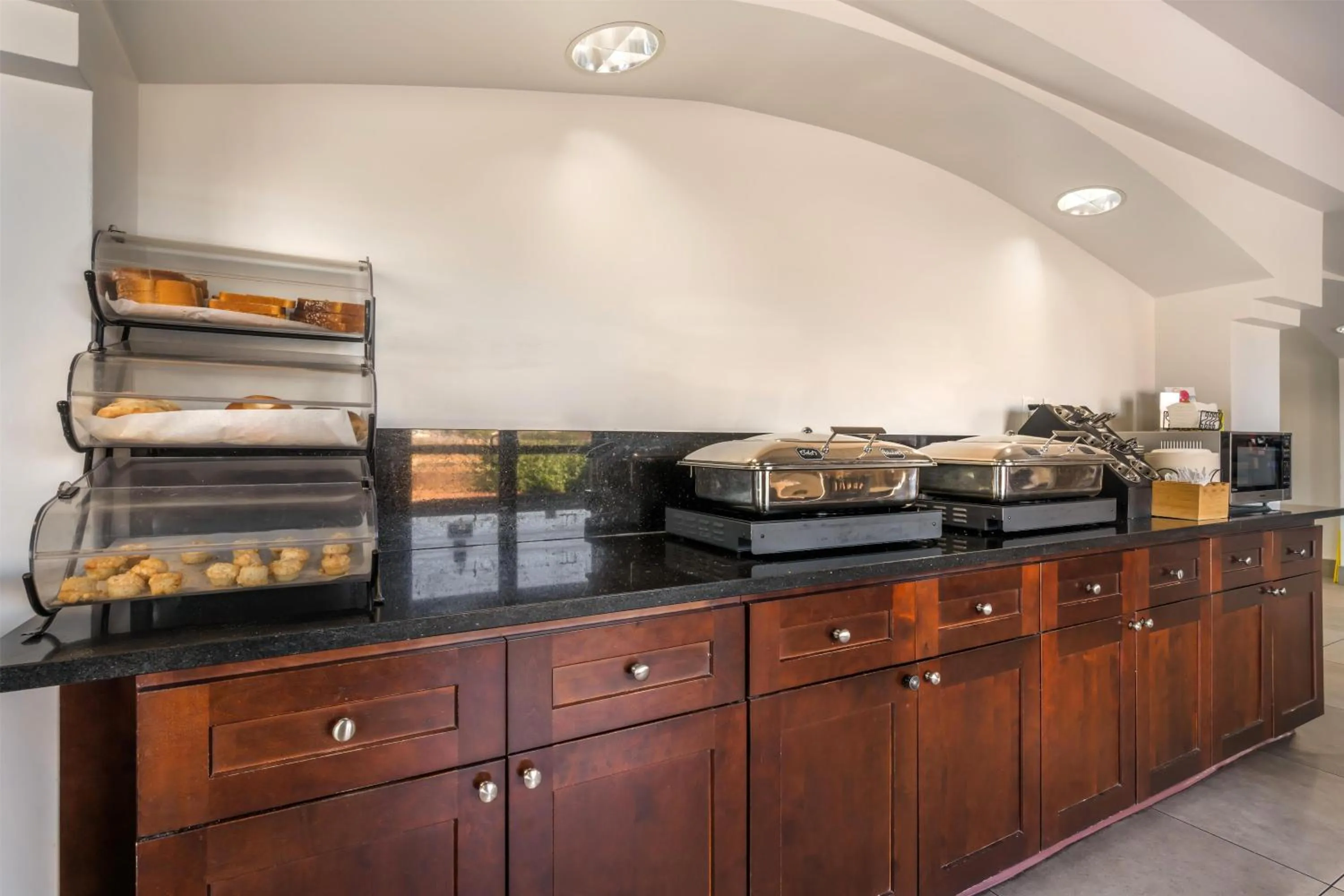 Breakfast in Best Western Plus King's Inn and Suites