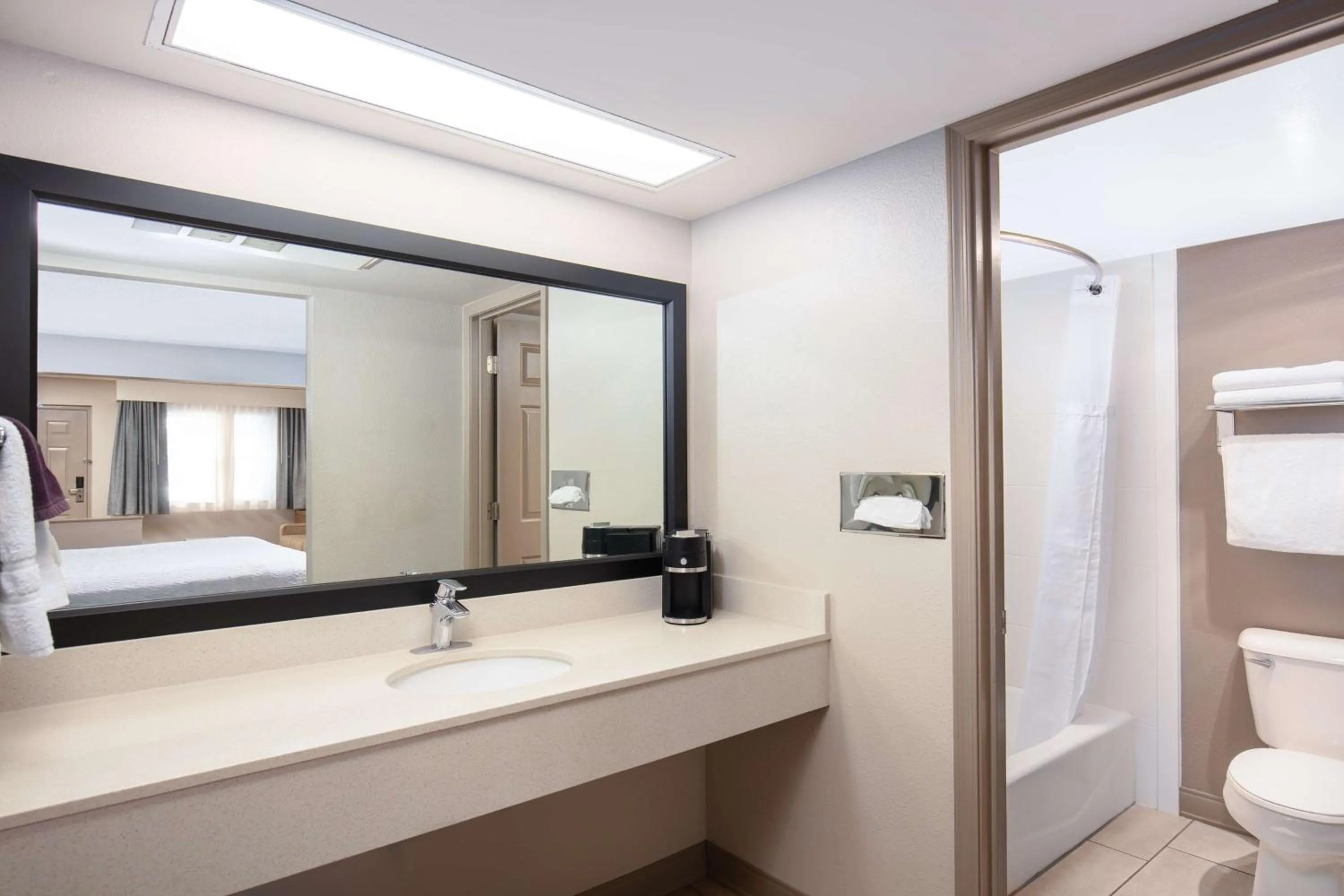Bathroom, Bed in Best Western Plus King's Inn and Suites