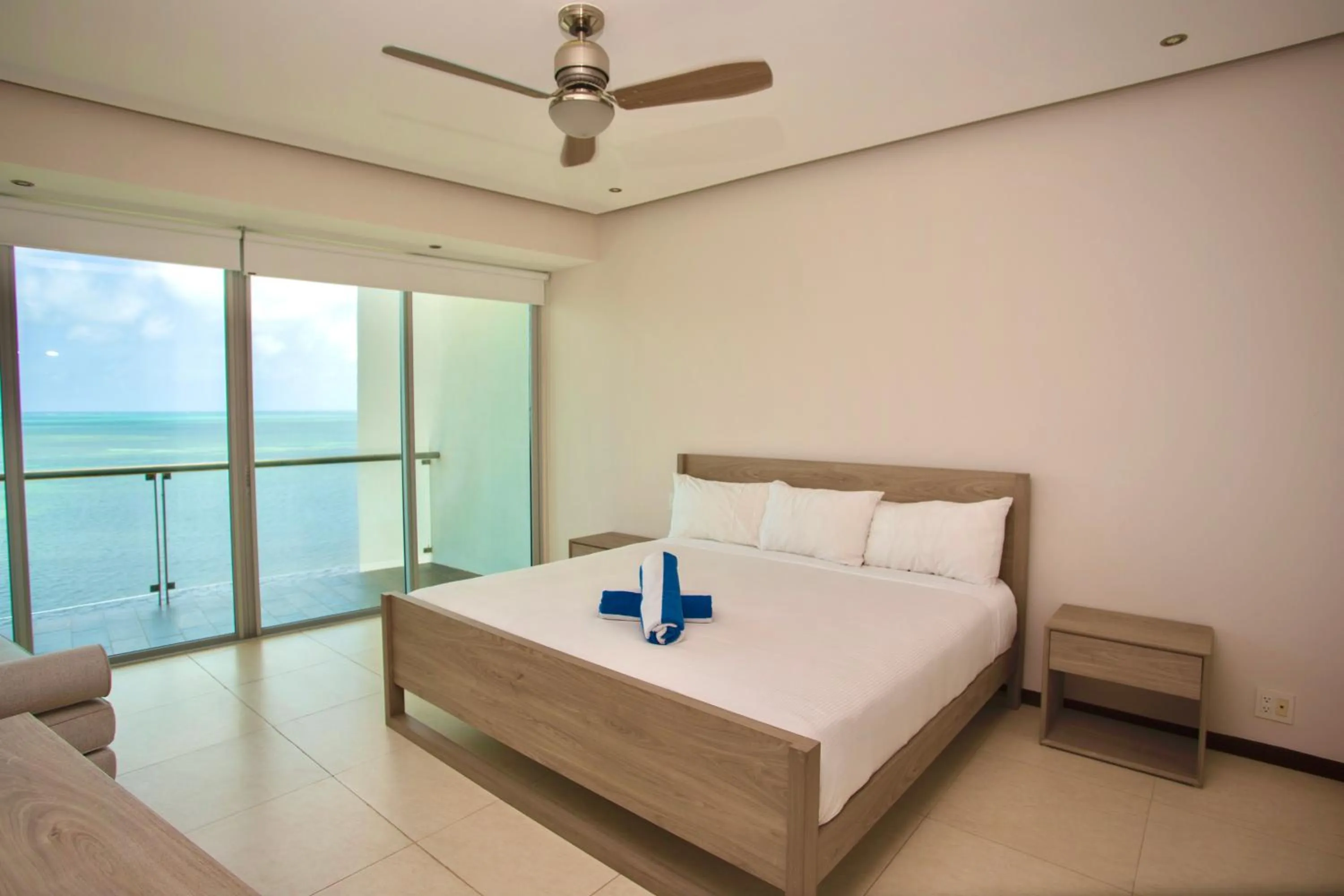 Bed in Apartment on the beach! Infinity pool