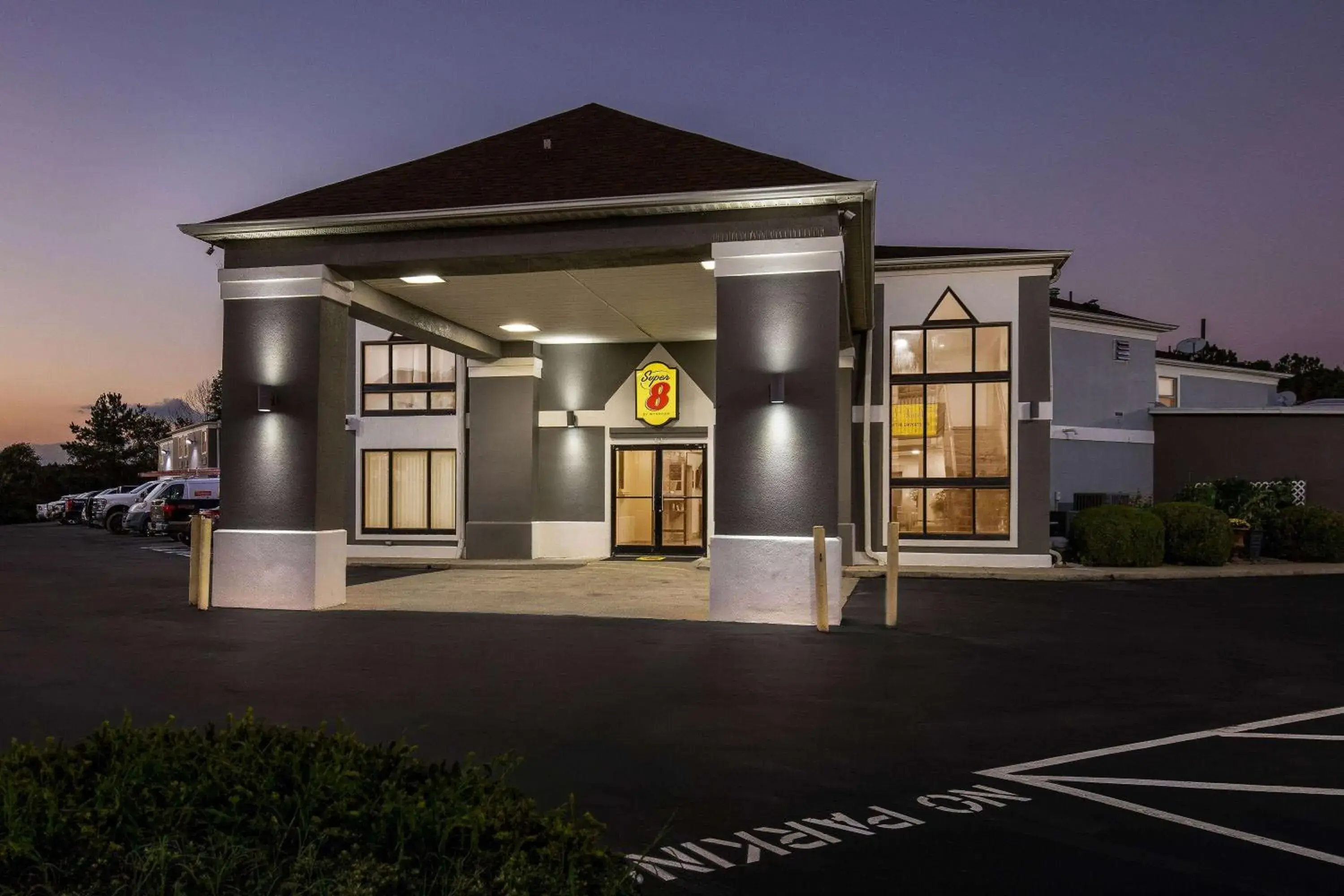 Property building in Super 8 by Wyndham Dickson Property building in Super 8 by Wyndham Dickson