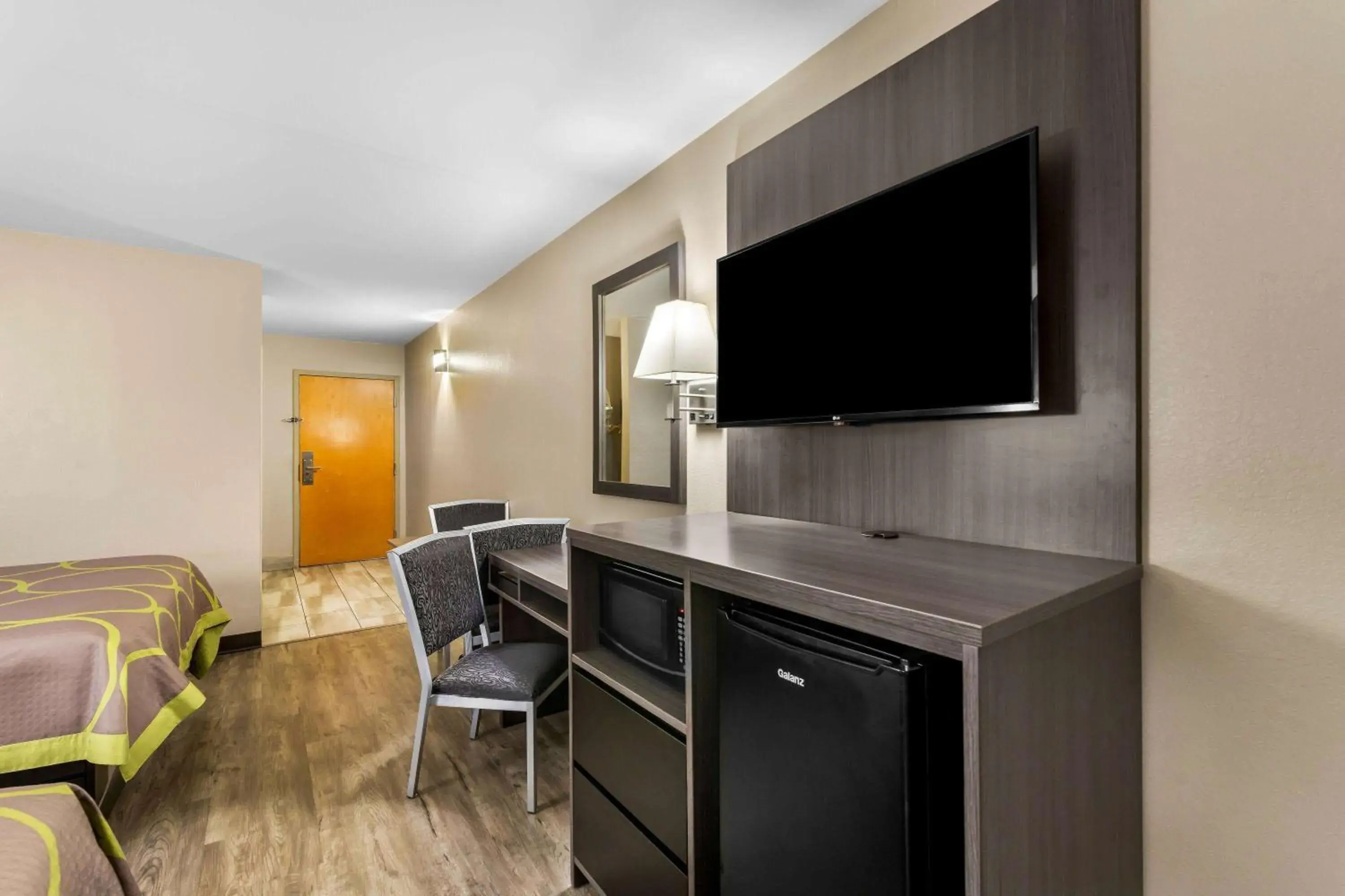 Bed in Super 8 by Wyndham Dickson Bed in Super 8 by Wyndham Dickson