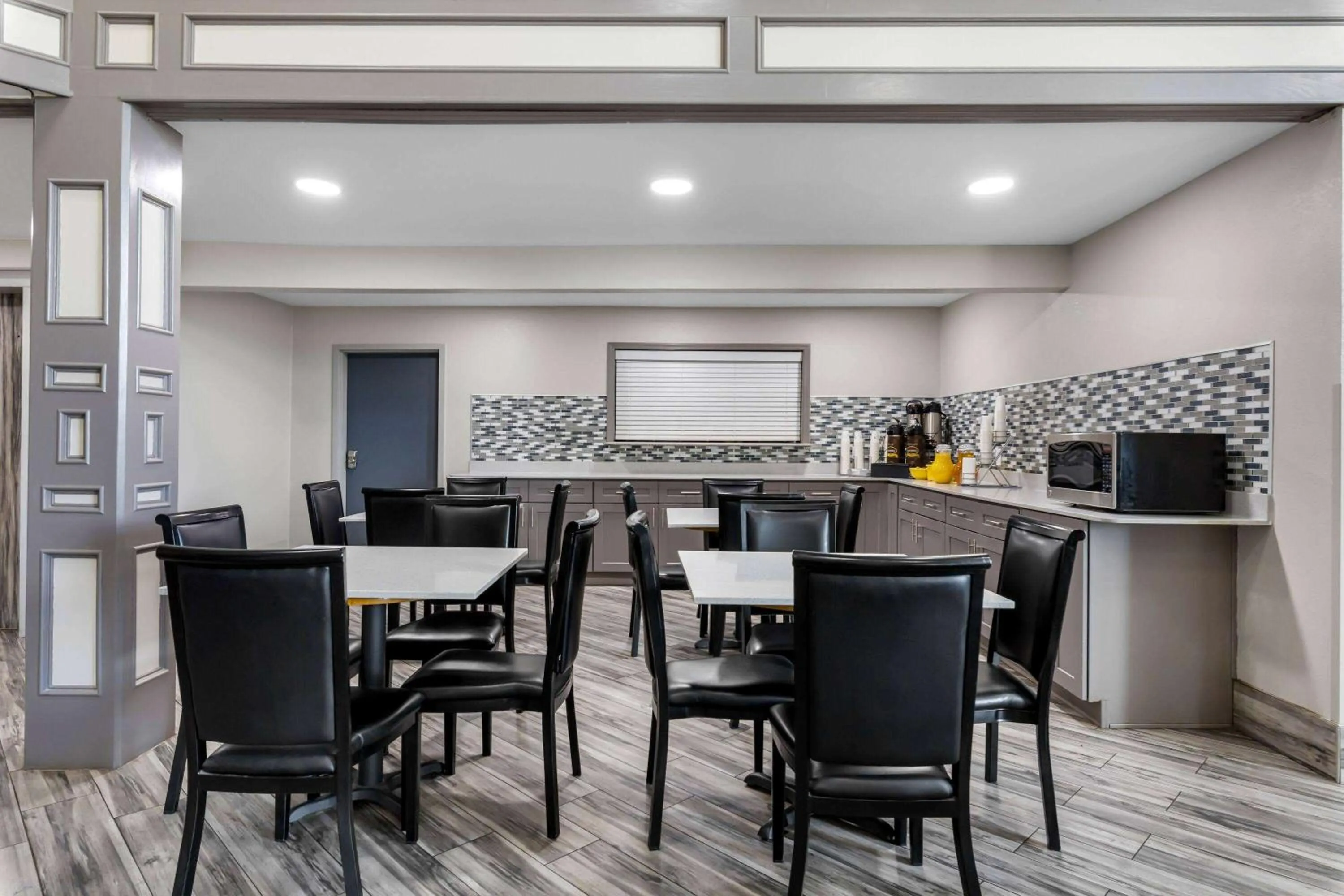 Restaurant/places to eat in Super 8 by Wyndham Dickson