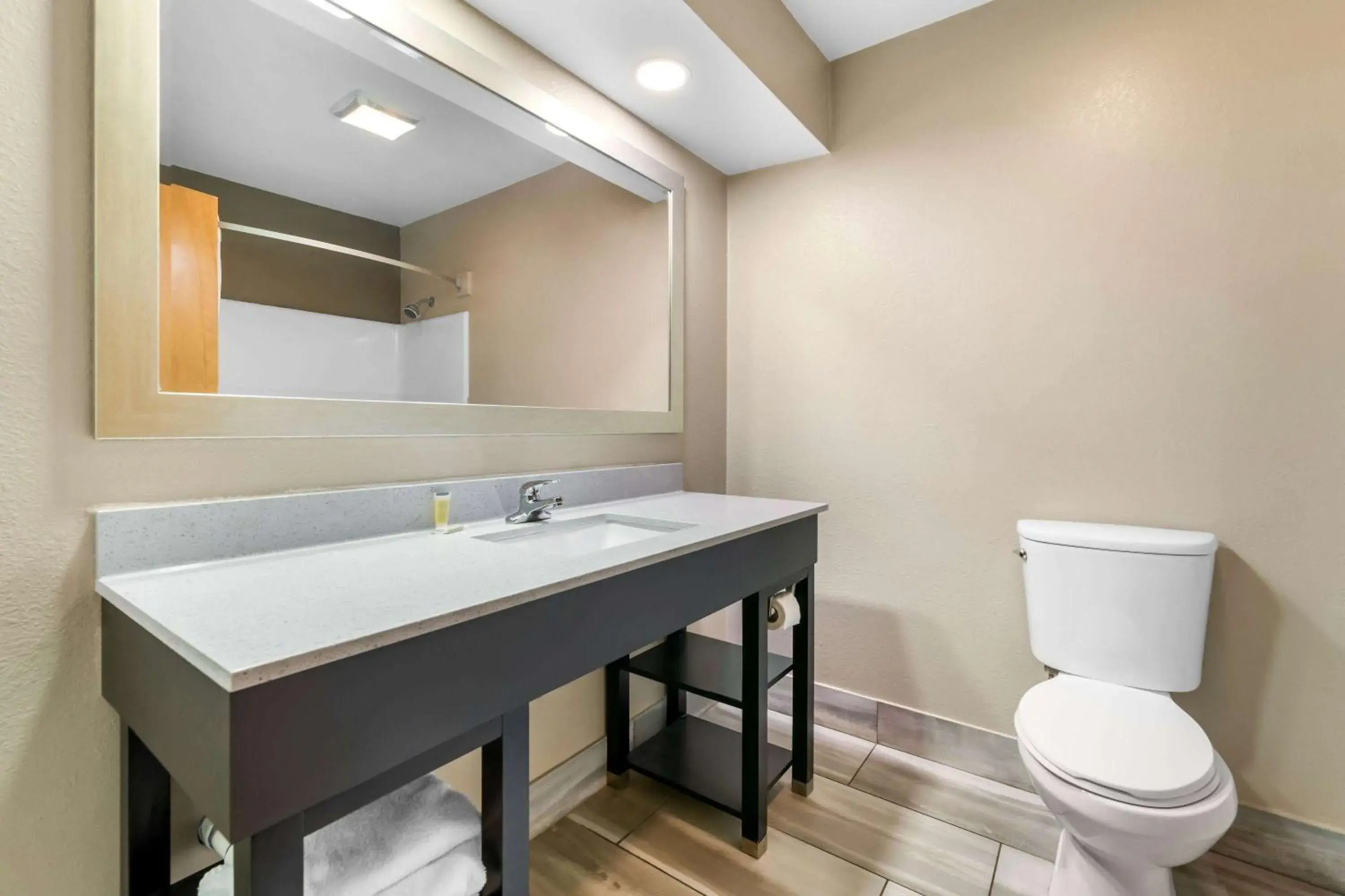 Bed in Super 8 by Wyndham Dickson Bed in Super 8 by Wyndham Dickson