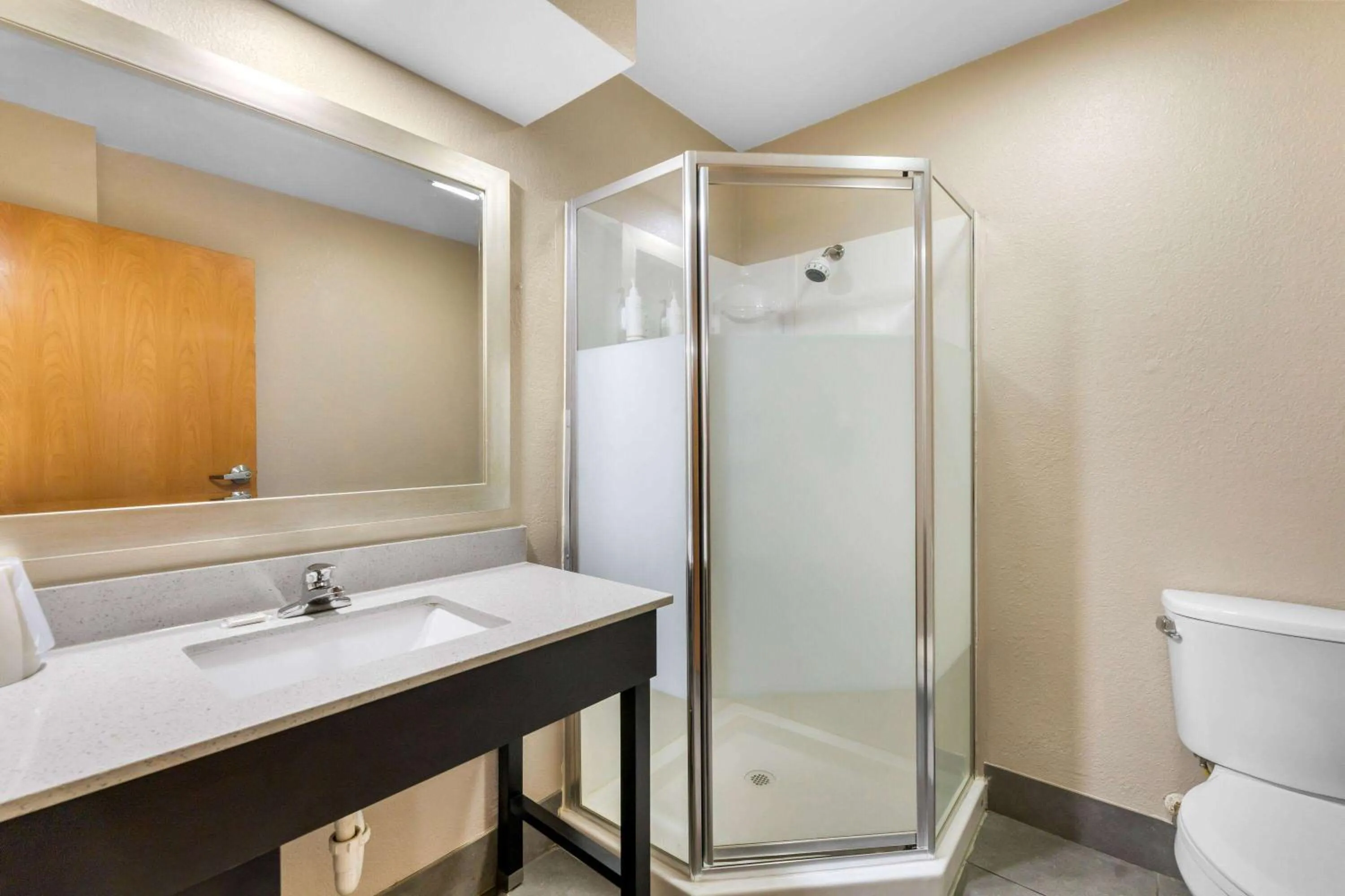 Photo of the whole room in Super 8 by Wyndham Dickson