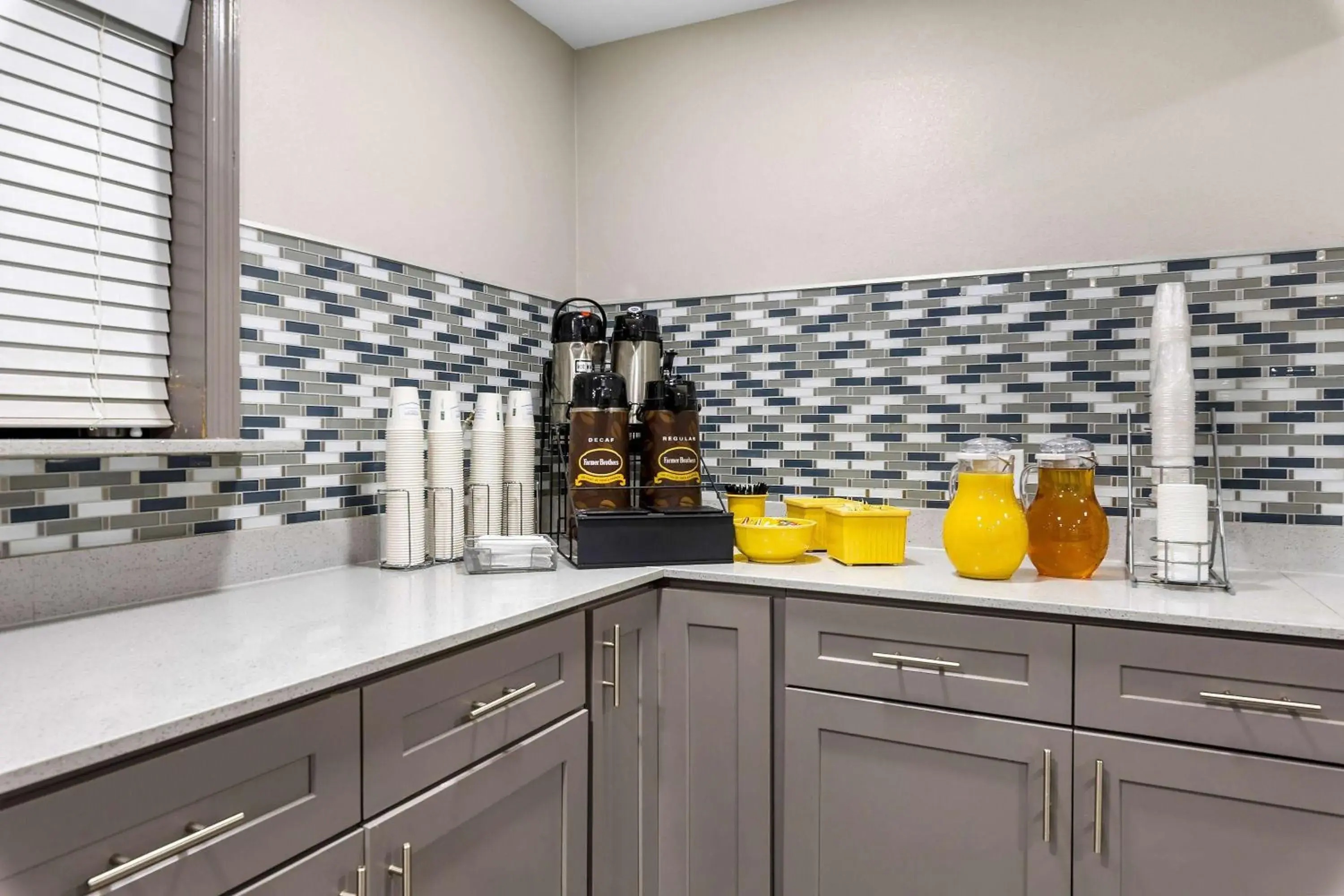 Restaurant/places to eat in Super 8 by Wyndham Dickson Restaurant/places to eat in Super 8 by Wyndham Dickson