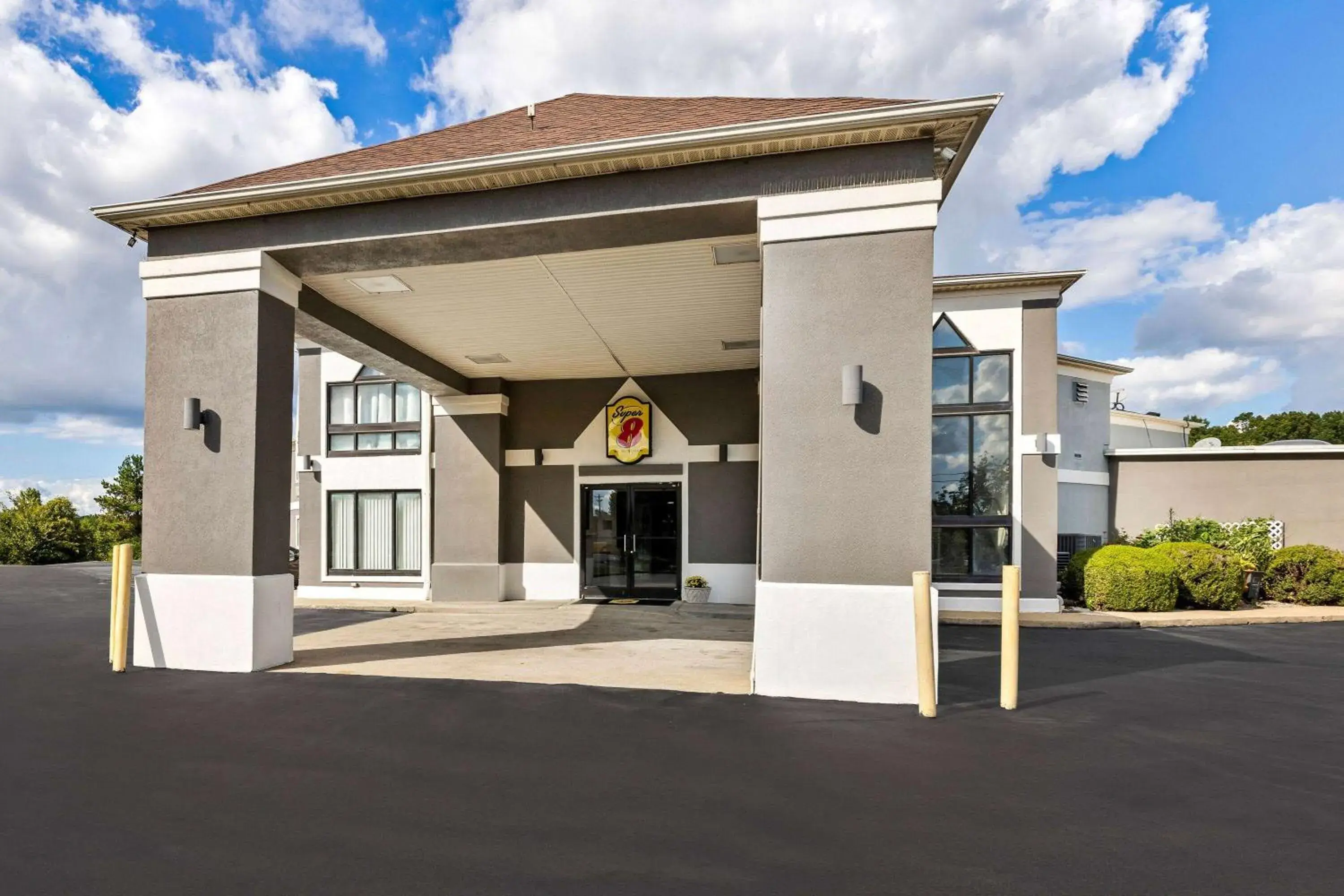 Property building in Super 8 by Wyndham Dickson Property building in Super 8 by Wyndham Dickson