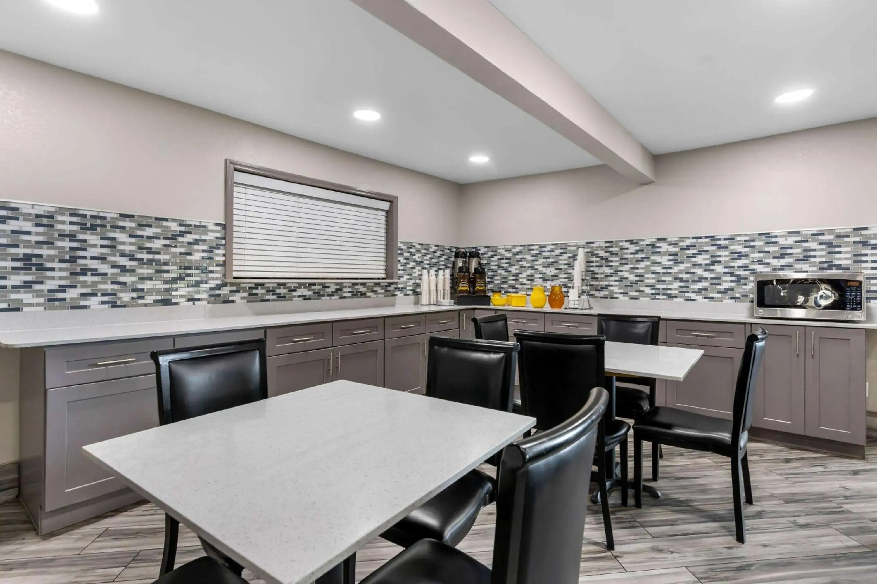 Restaurant/places to eat in Super 8 by Wyndham Dickson Restaurant/places to eat in Super 8 by Wyndham Dickson