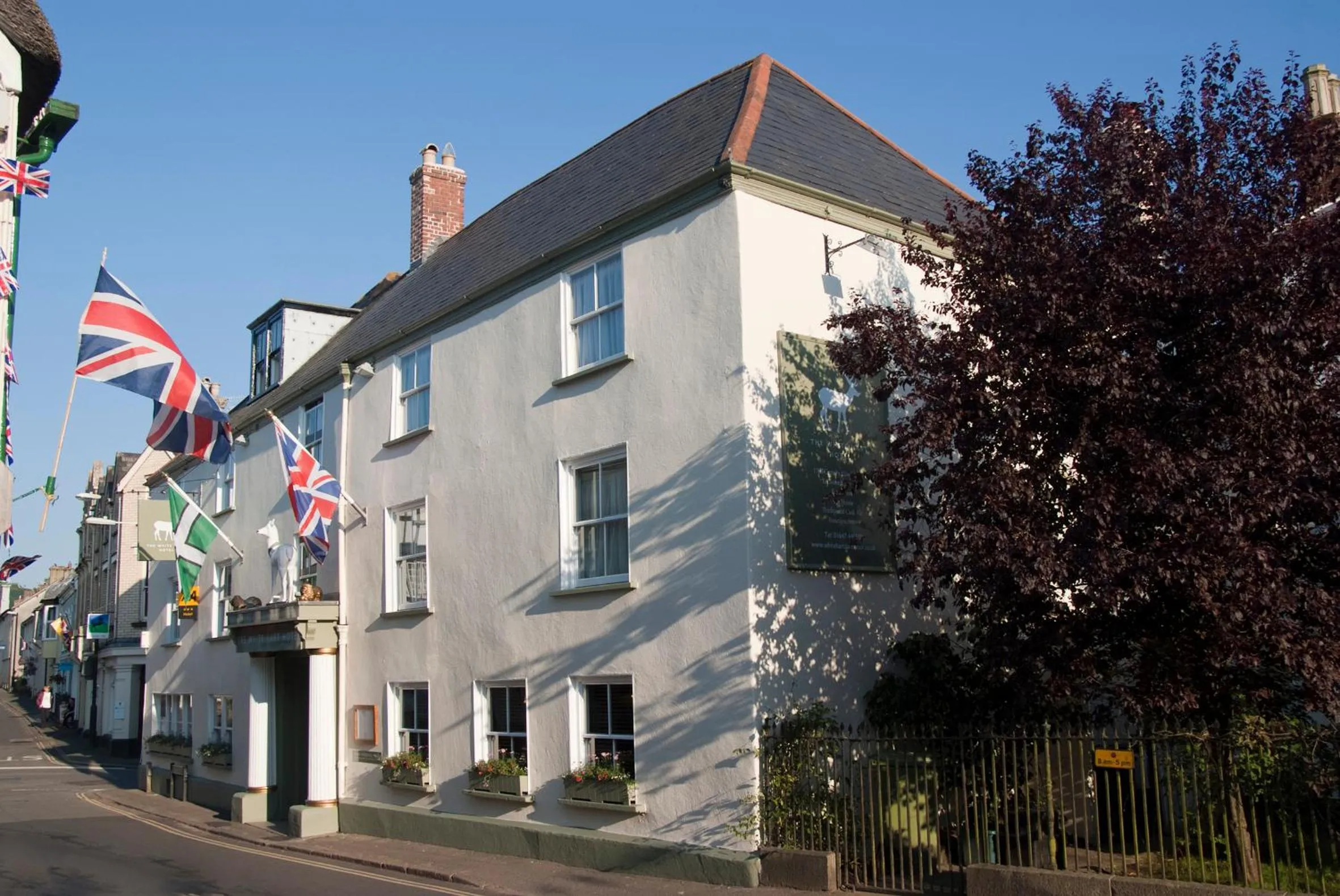 Facade/entrance in The White Hart Hotel
